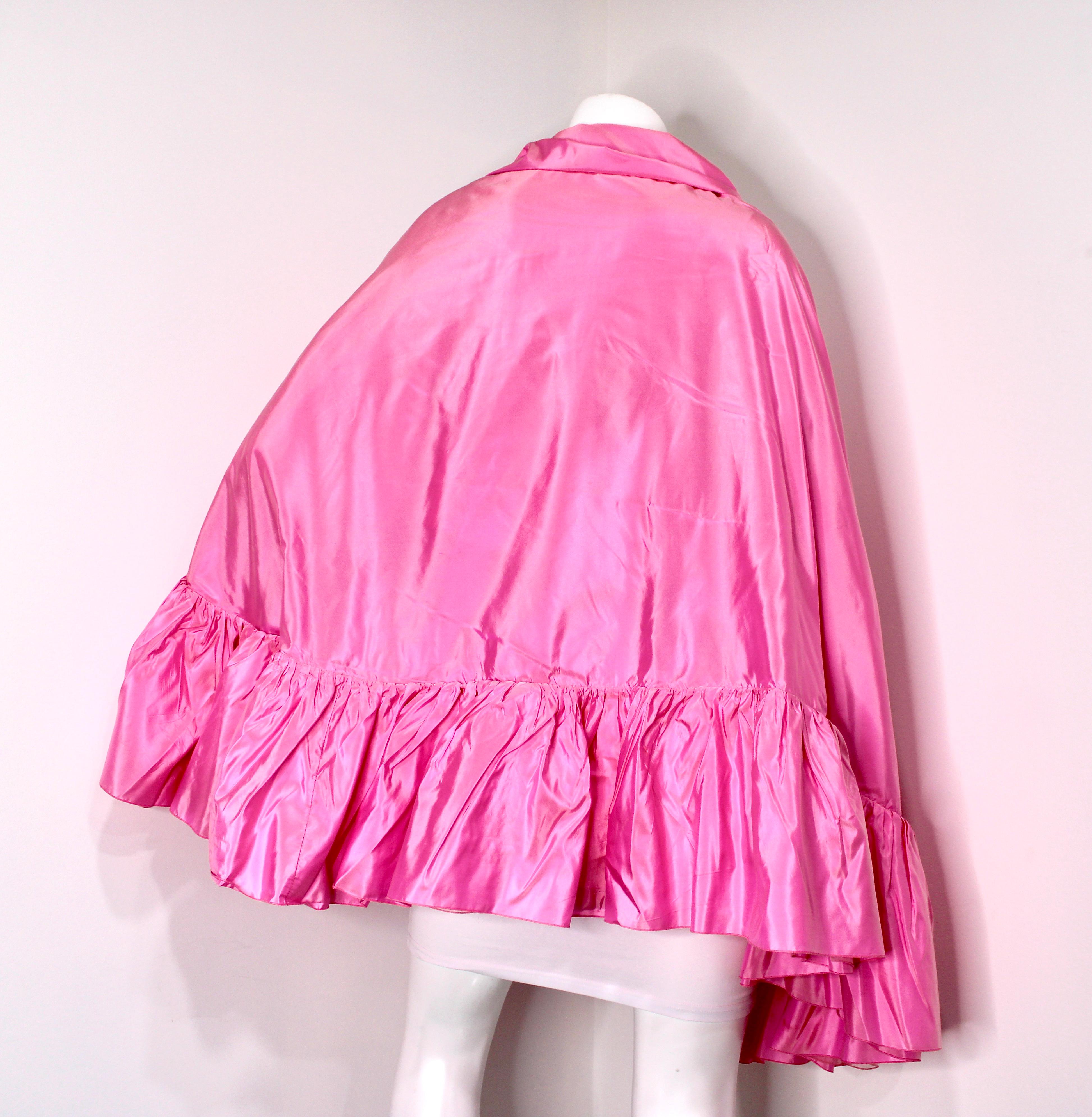 Christian Dior Scialle con volant in taffetà di seta rosa, circa anni '70 in vendita 2