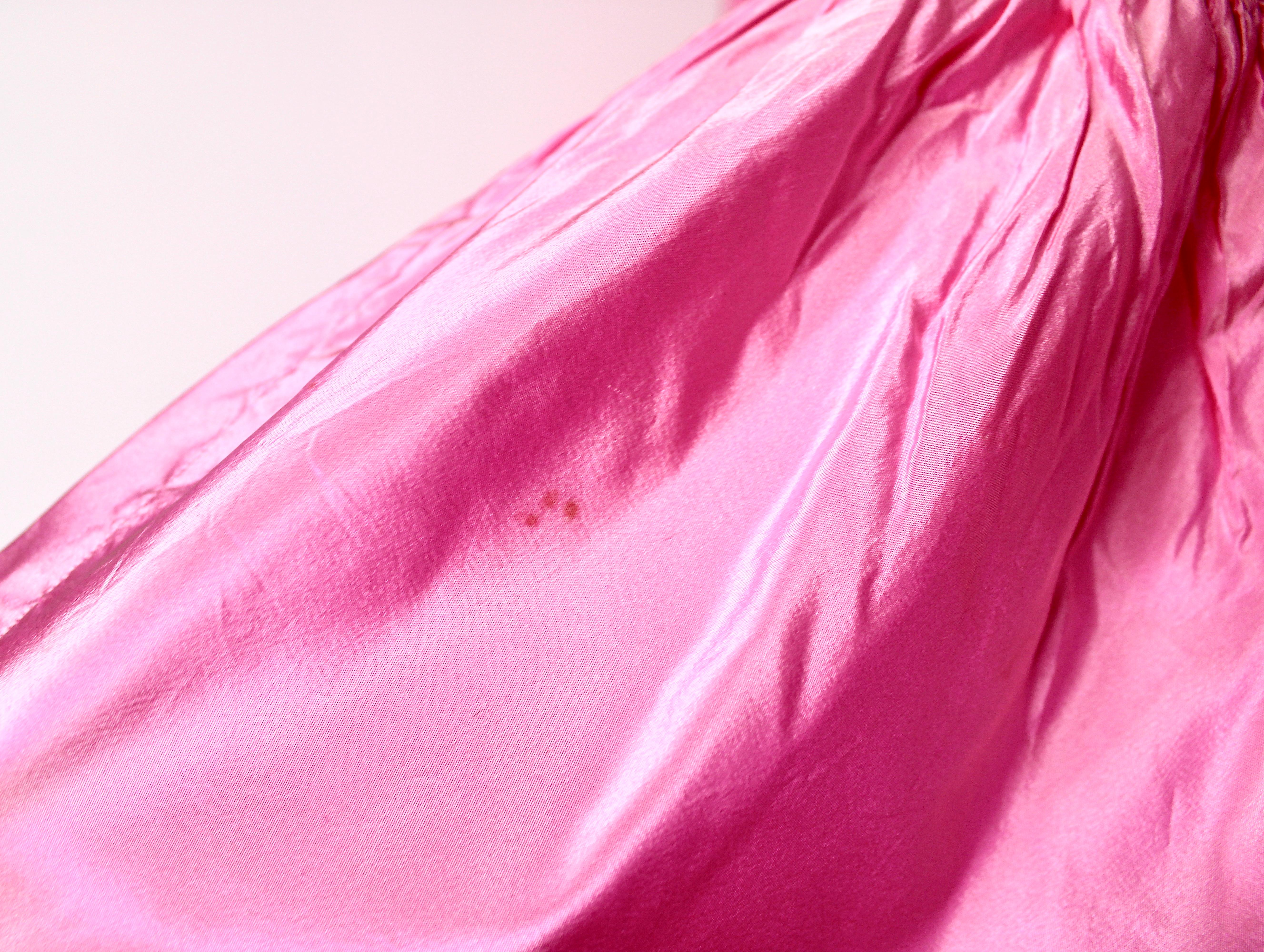 Christian Dior Scialle con volant in taffetà di seta rosa, circa anni '70 in vendita 3