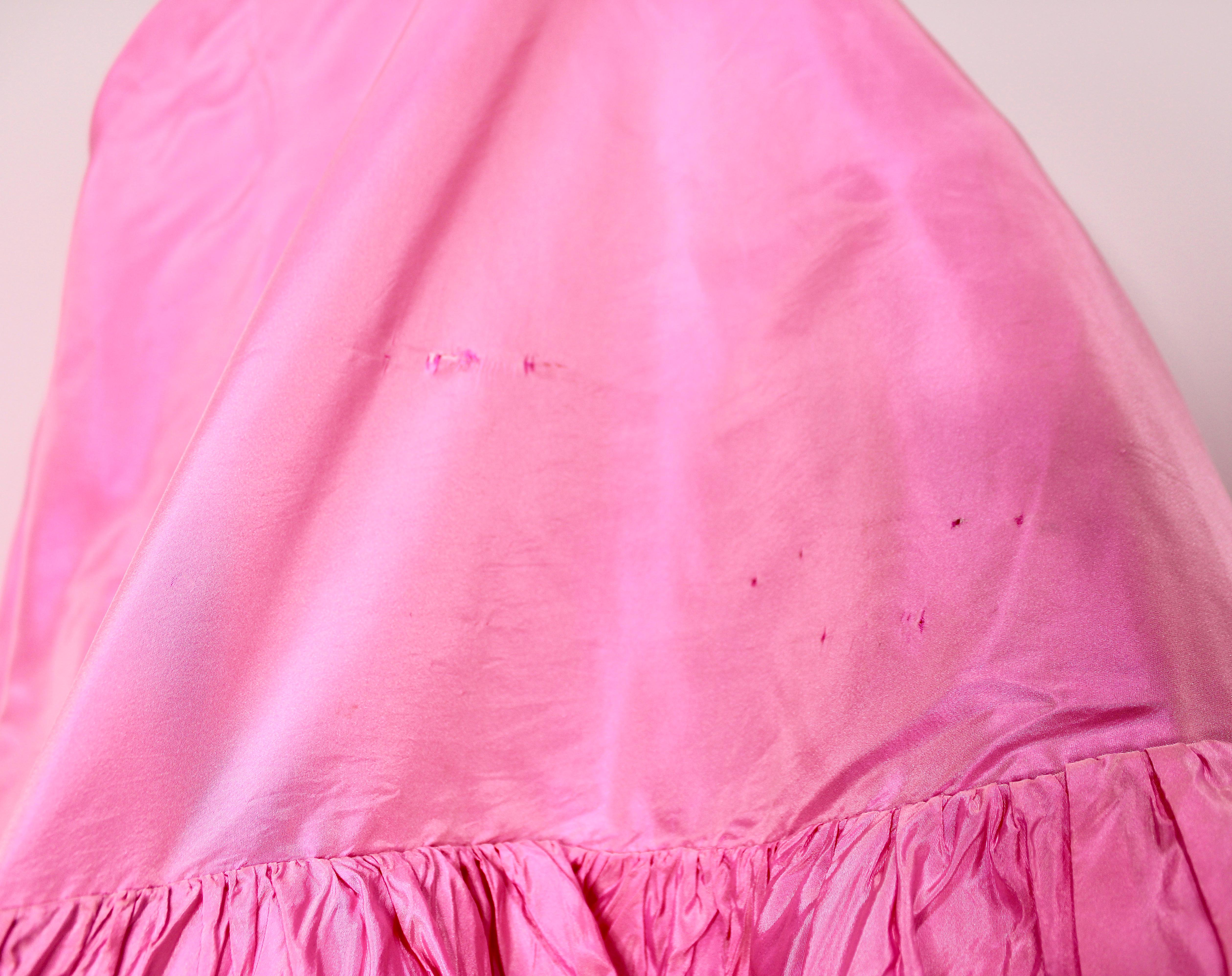 Christian Dior Scialle con volant in taffetà di seta rosa, circa anni '70 in vendita 4