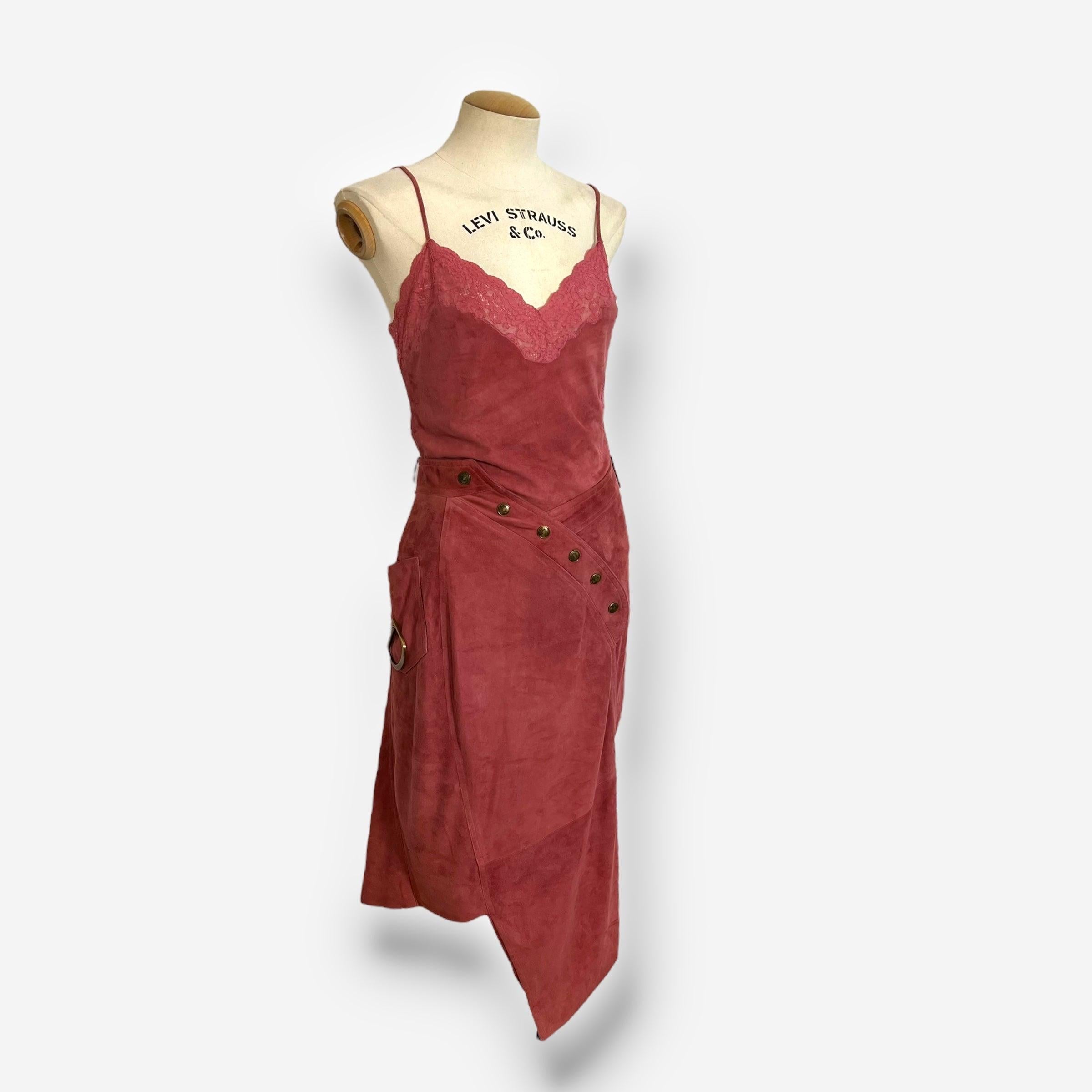 Un raro ensemble d'archivio della collezione Autunno/Inverno 2000 di Christian Dior sotto la guida di John Galliano, questo set a due pezzi incarna la miscela di romanticismo e avanguardia tipica dello stilista. Realizzato in morbido camoscio rosa