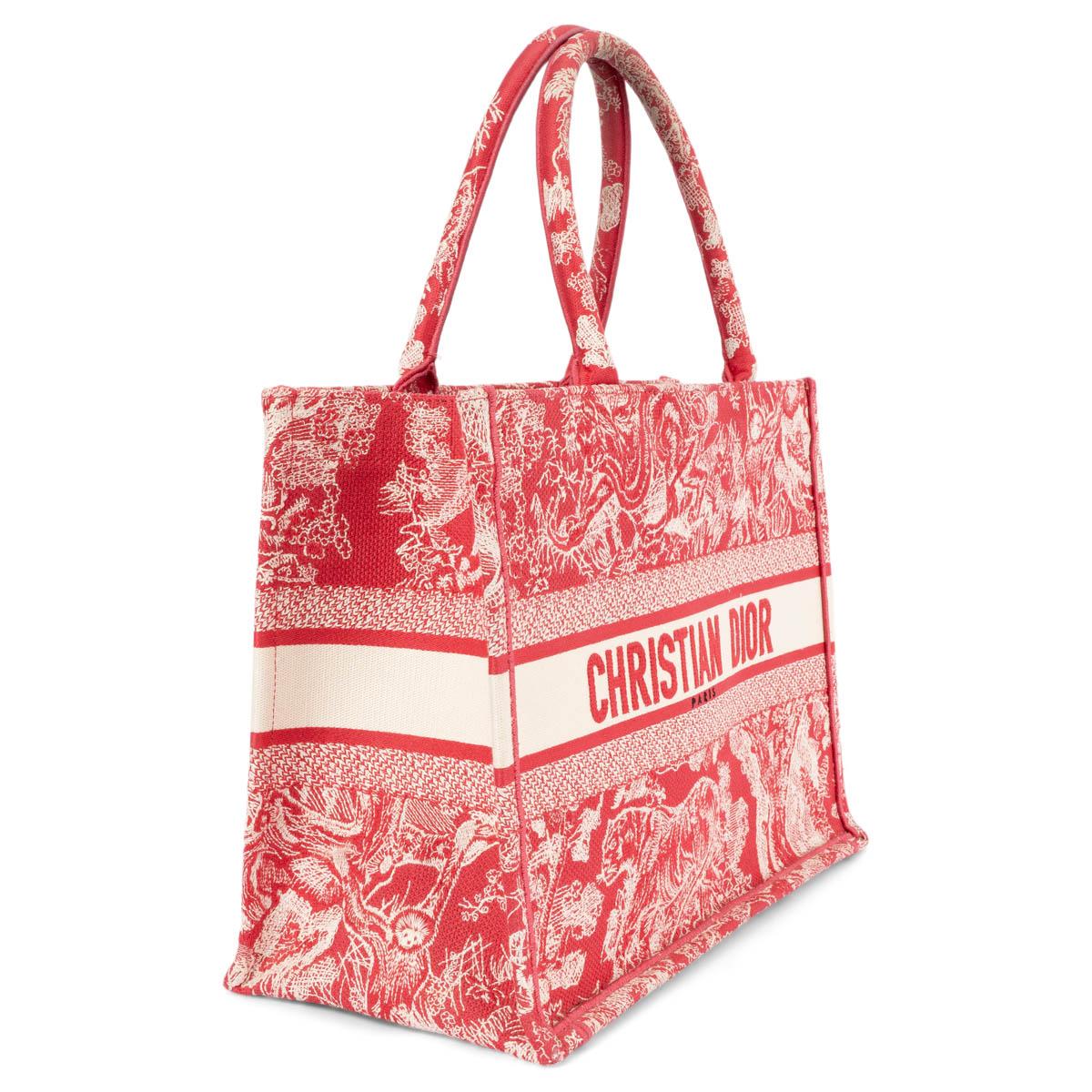 100% authentische Christian Dior Medium Book Tote in Himbeerrosa und Ecru Toile De Jouy Reverse Embroidery Canvas. Wurde getragen und weist ein paar leichte Flecken auf der Innenseite und leichte Abnutzungen an den Griffen und am Boden auf.