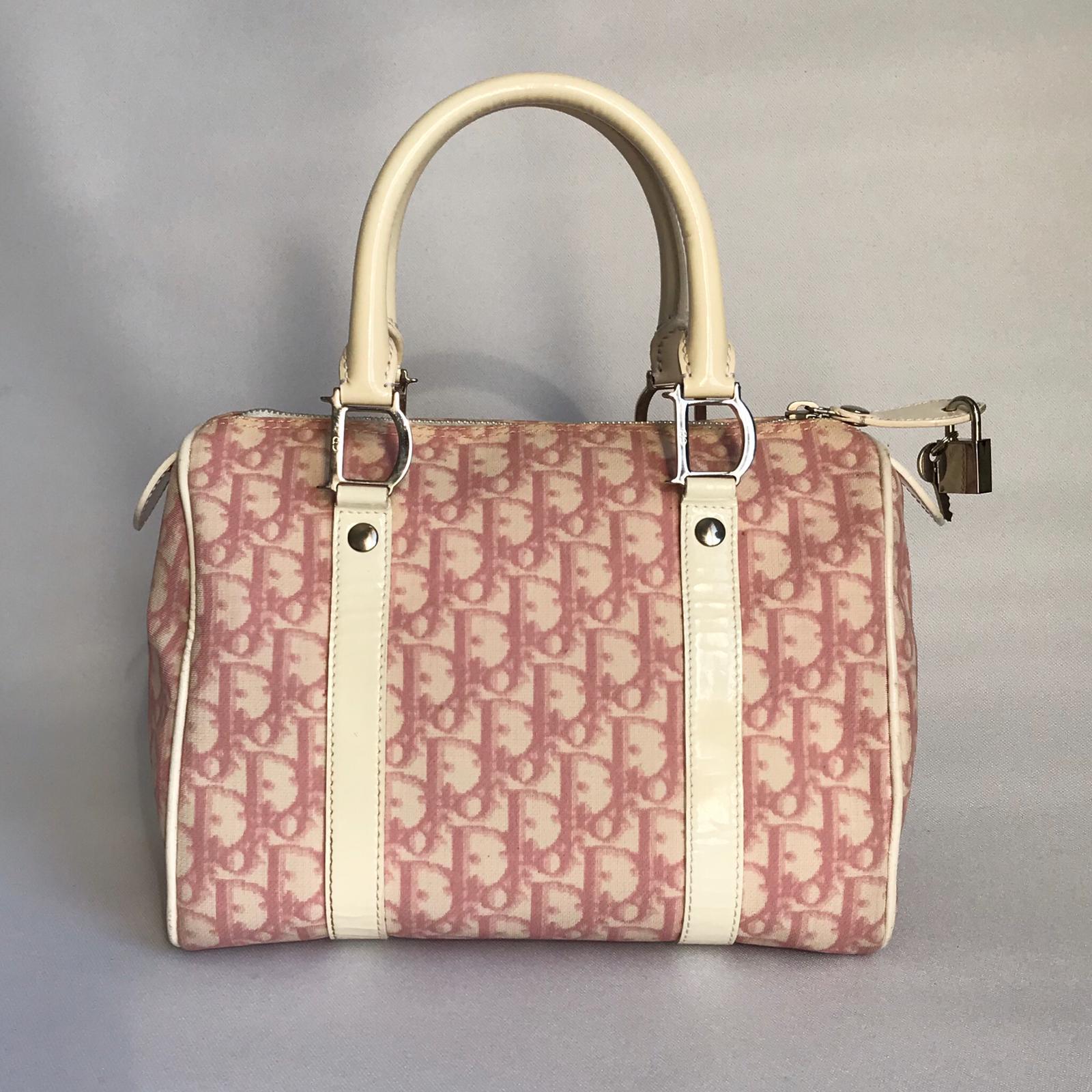 Inspiriert von der klassischen Dior-Boston-Tasche, aber neu interpretiert mit mädchenhaften