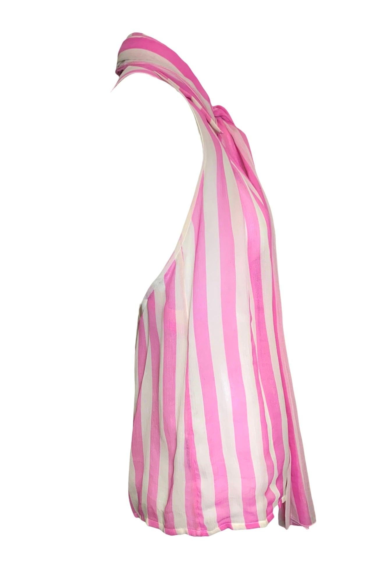 Diese Seidenchiffonbluse von Christian Dior aus den frühen 2000er Jahren ist rosa-weiß gestreift, hat einen überkreuzten Rückenausschnitt und einen angenähten Schal, der zahlreiche Stylingmöglichkeiten bietet. Die Bluse ist teilweise gefüttert und