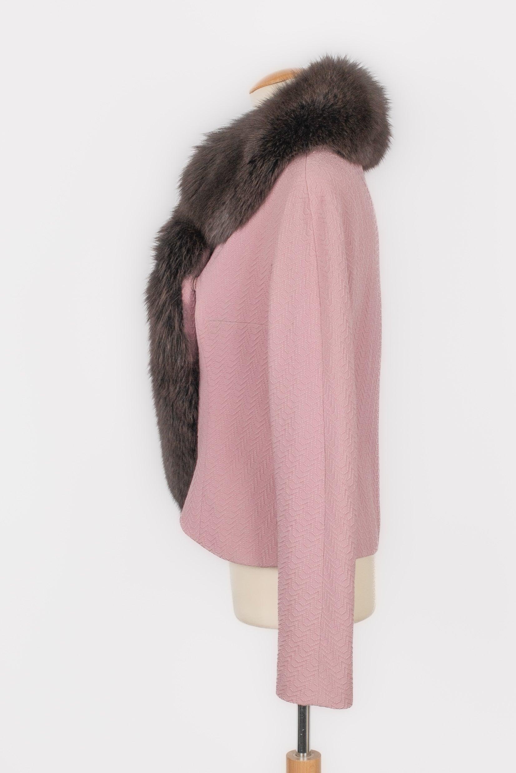 Dior - (Made in France) Pink wool jacket with a fox fur collar. Size 40FR indicated. A 2009 Collection.

Additional information:
Condition: Very good condition
Dimensions: Shoulder width: 40 cm - Chest: 46 cm - Sleeve length: 60 cm - Length: 49