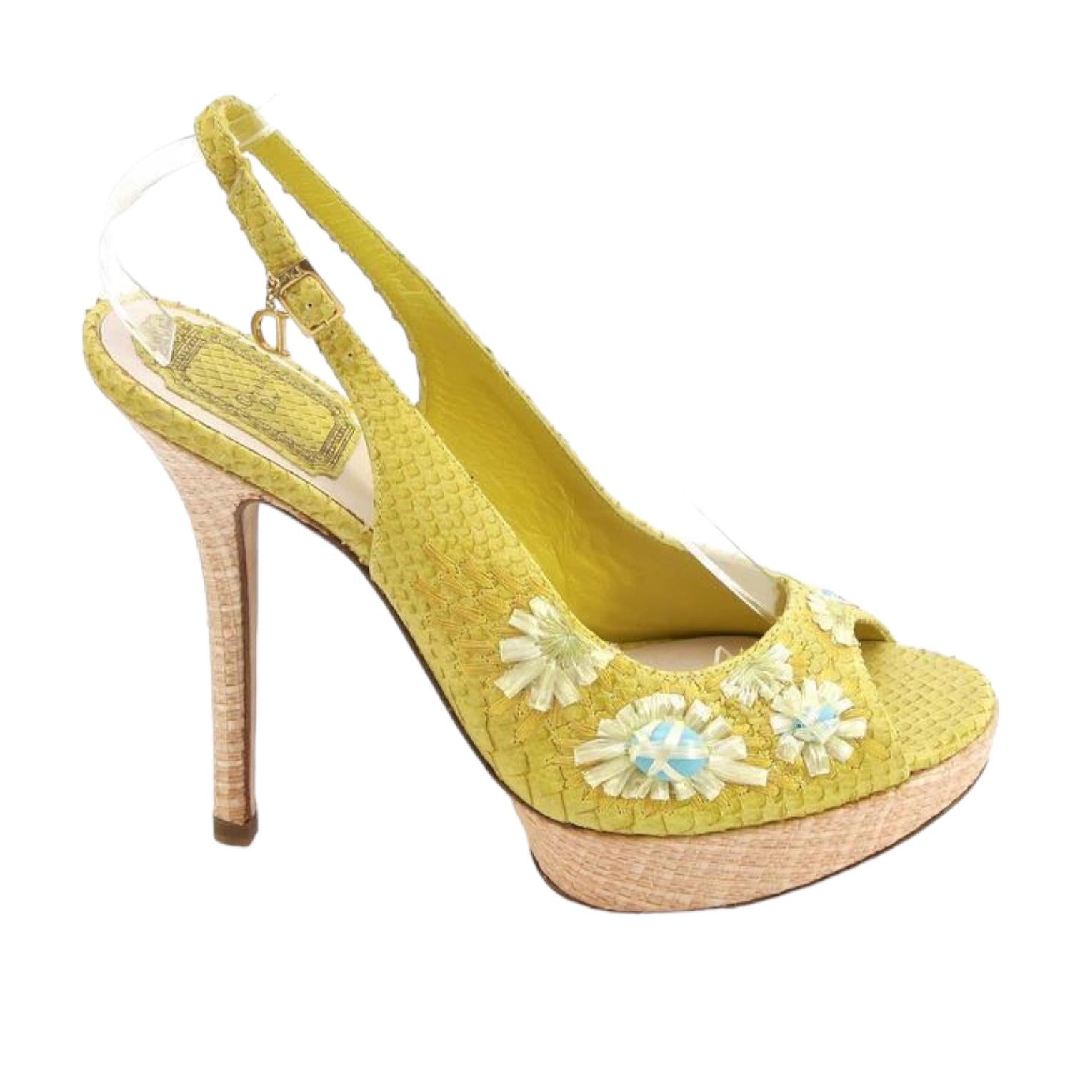 GUARANTEED AUTHENTIC CHRISTIAN DIOR FLORAL PLATFORM SANDALS



Design:
- Fabulous yellow snakeskin platform sandals.
- Floral design crafted in yellow straw and aqua blue beads.
- Natural colored straw platform and heel.
- Adjustable ankle strap