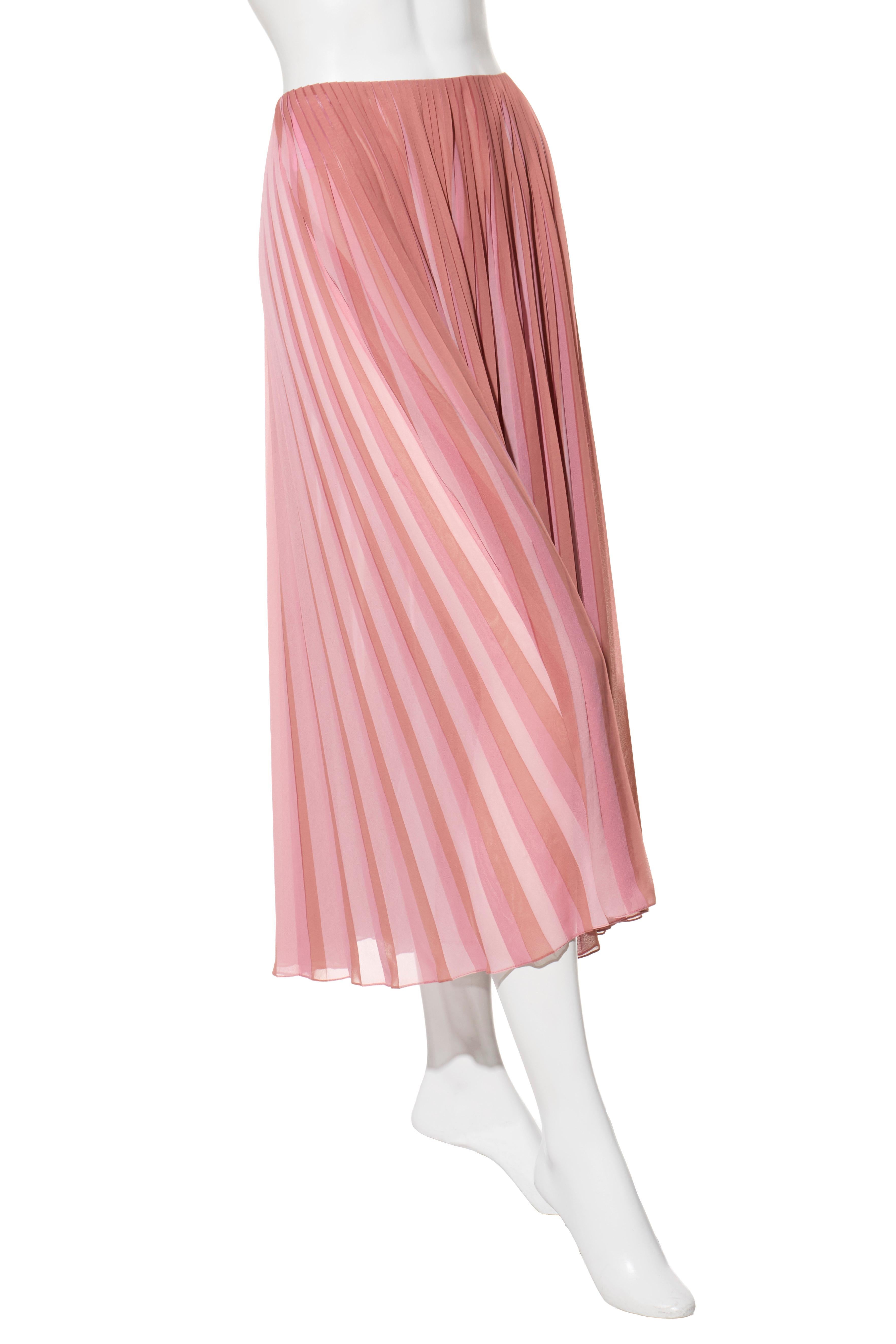 Jupe midi plissée à rayures roses de Christian Dior, fabriquée en Italie Taille FR 36

Description :
Cette exquise jupe midi plissée Christian Dior témoigne de l'héritage de la Maison en matière de féminité raffinée. Confectionnée en Italie en