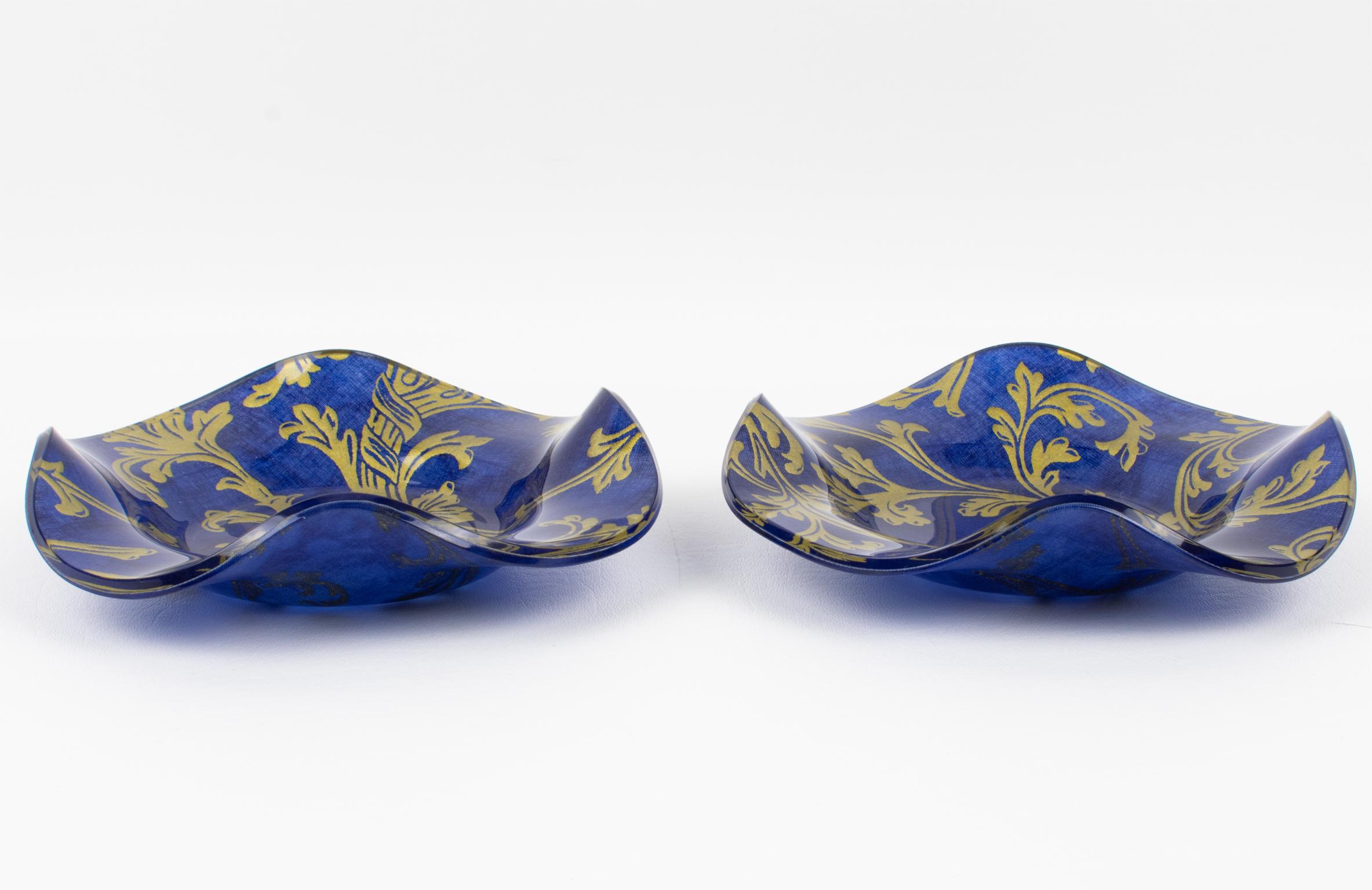 Questo splendido set di due ciotole decorative, perfette come centrotavola o portaoggetti, è stato disegnato per la Collectional di Christian Dior. I pezzi sono stati sapientemente realizzati in Francia intorno al 1980. I grandi catchalls hanno una