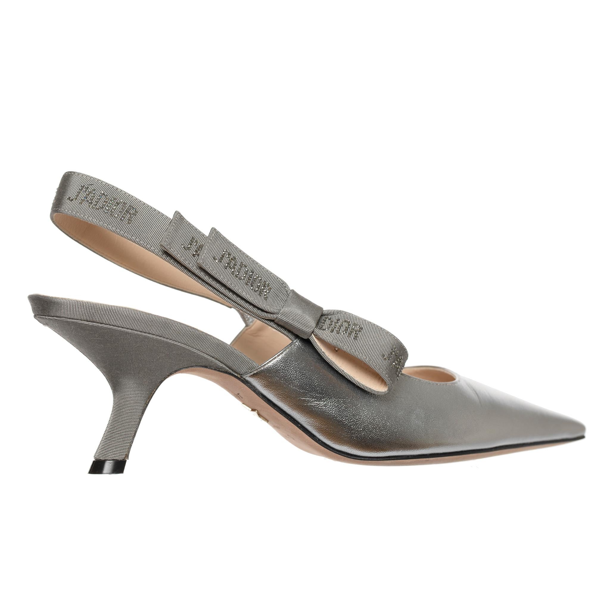 Christian Dior De Jouy J'adior Slingback Kitten Heel

Brand:

Christian Dior

Product:

Pointed Slingback J'adior Kitten Heel With Rhinestone Details

Size:

39.5 Fr

Colour:

Metallic Silver

Heel:

7.5 Cm

Material:

Smooth