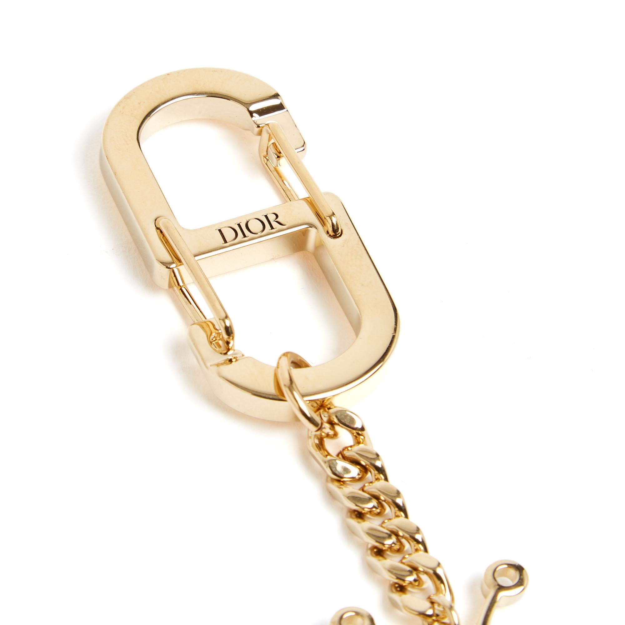 Dior key ring or bag jewelry from the capsule collection x Kaws (2019) Bee model in gold metal, in its original box. Total height of the key ring 10.5 cm x width (of the bee) 4.2 cm. The key ring is perfectly new (protective plastic removed for