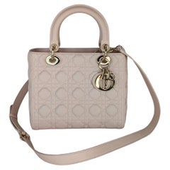 Christian Dior Sac à main Lady Dior en cuir d'agneau cannage rose poudre, taille moyenne