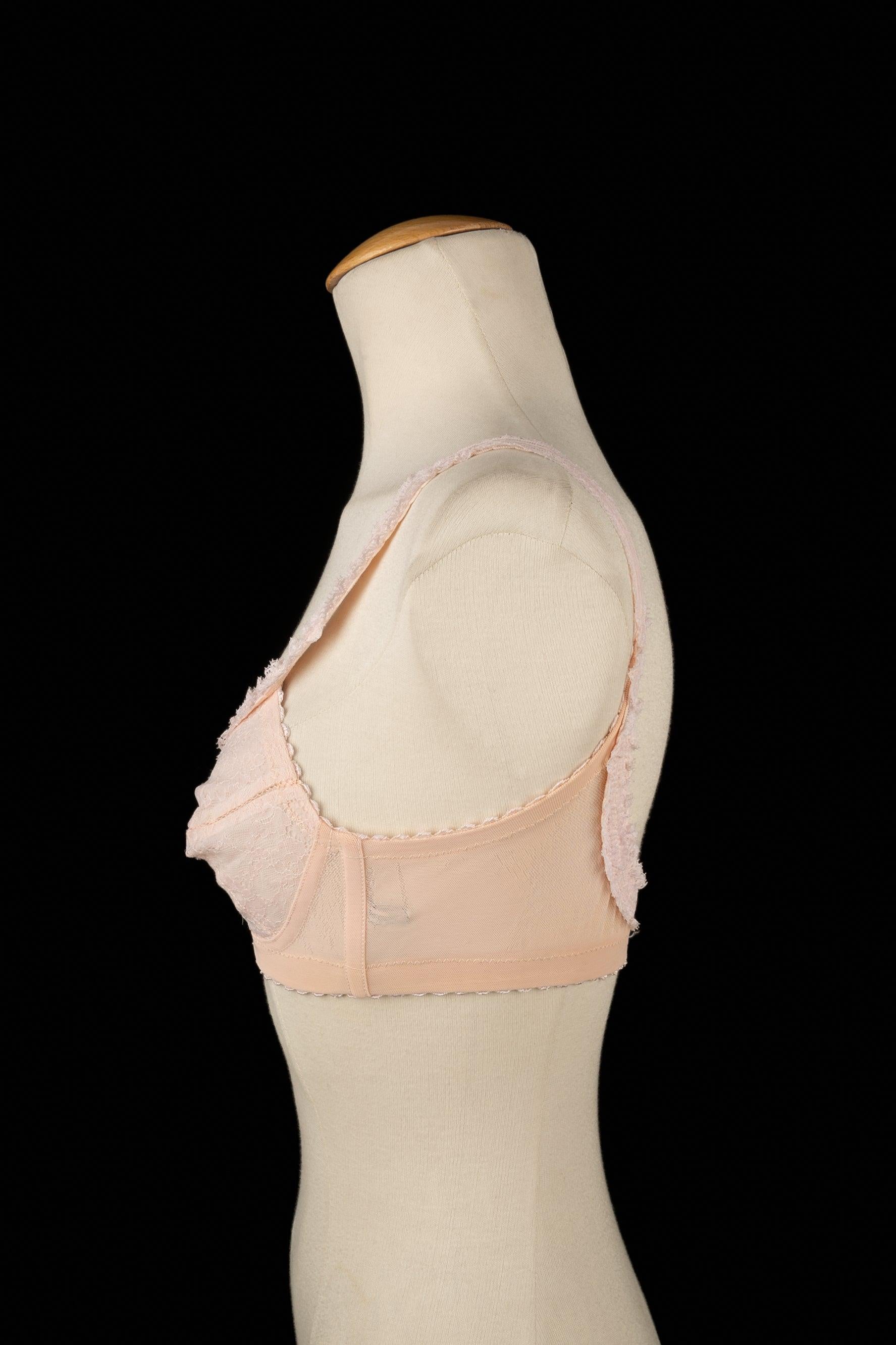 DIOR - Powder-pink lace bra top.

Additional information:
Condition: Very good condition
Dimensions: Length: from 65 cm to 67 cm

SKU:FH29