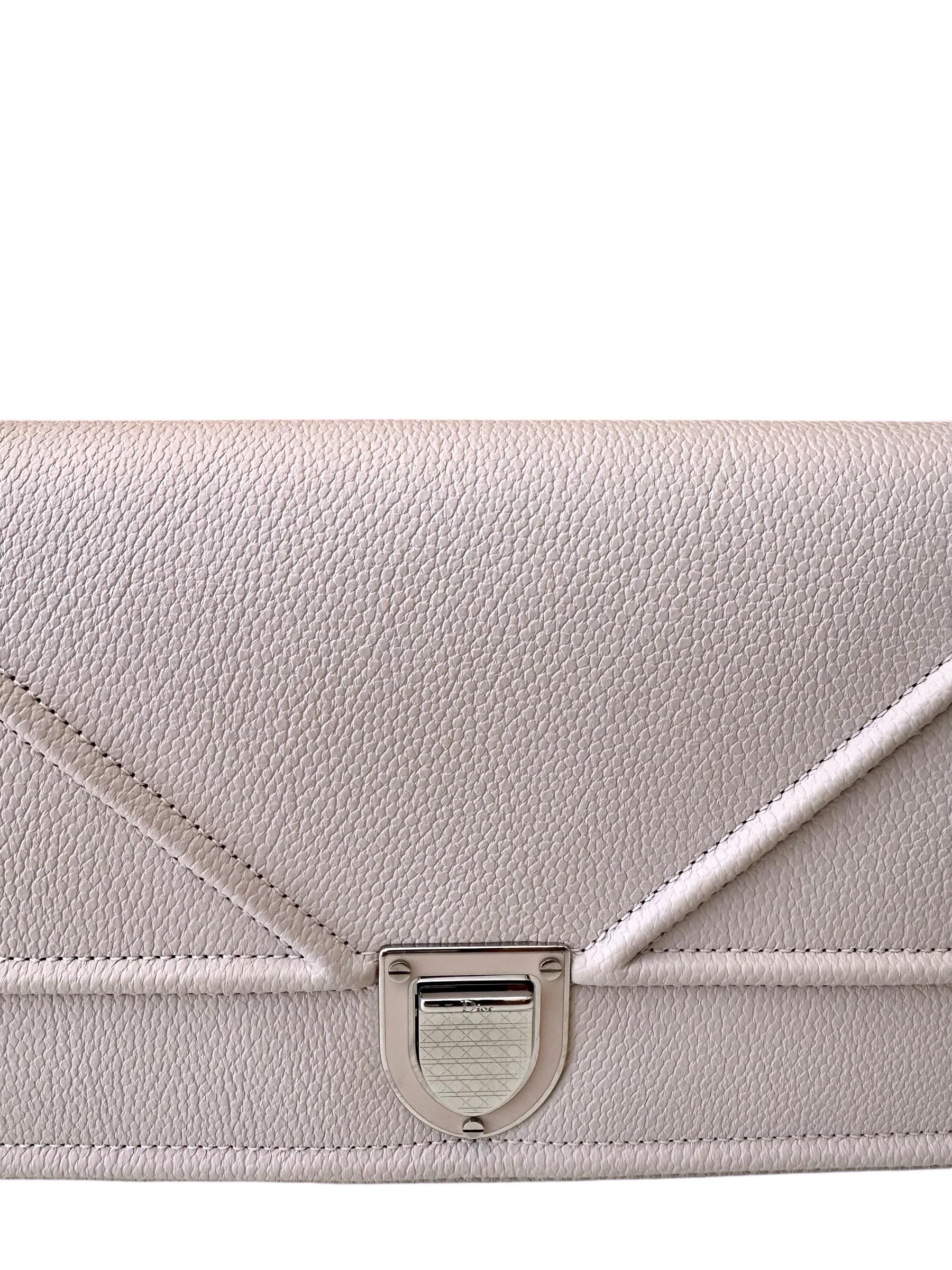 Christian Dior - Sac Diorama - Pochette à chaîne en cuir rose poudré Excellent état - En vente à Geneva, CH