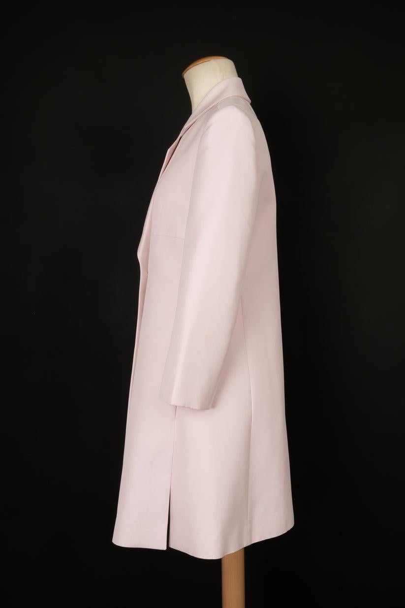 Dior - (Made in France) Powder pink silk and cotton coat. 36FR size indicated.

Additional information:
Condition: Very good condition
Dimensions: Shoulder width: 37 cm - Chest: 45 cm - Sleeve length: 50 cm - Length: 80 cm

Seller Reference: M98