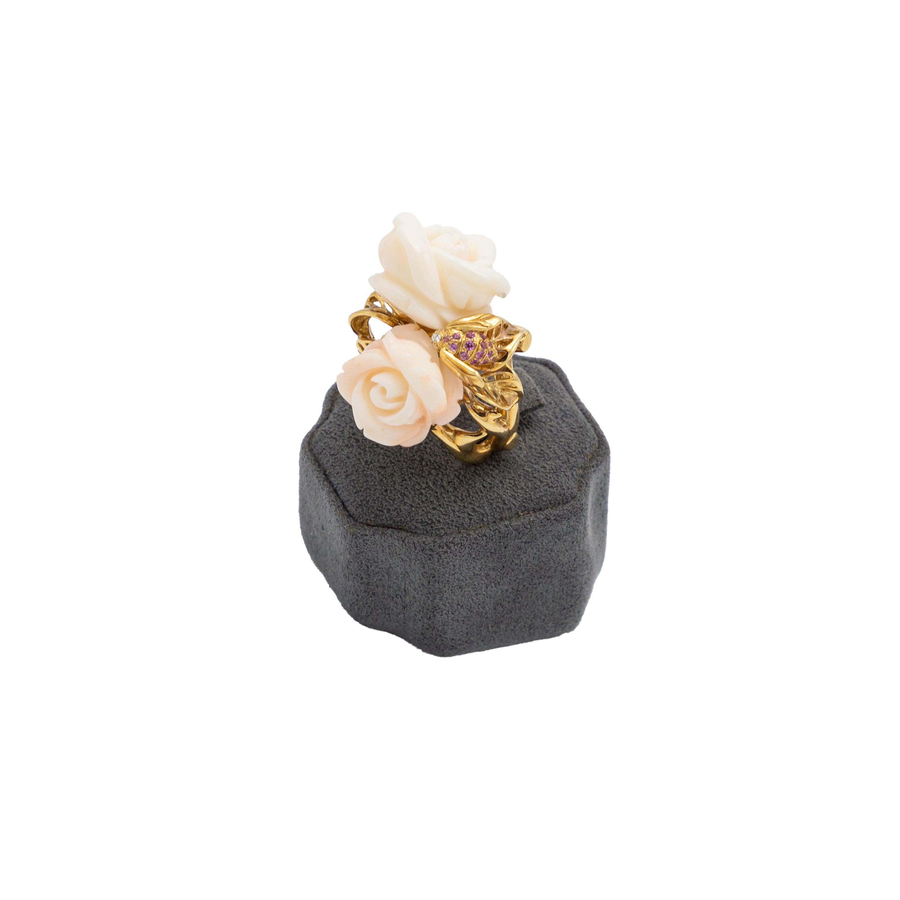 Extraordinary ring from the “Pré Catelan” collecaratsion in pink coral, yellow gold and pink sapphires, composed of 2 important flowers engramsaved in pink coral, adorned on the side with a beautiful stylized bee delicately studded with round-cut