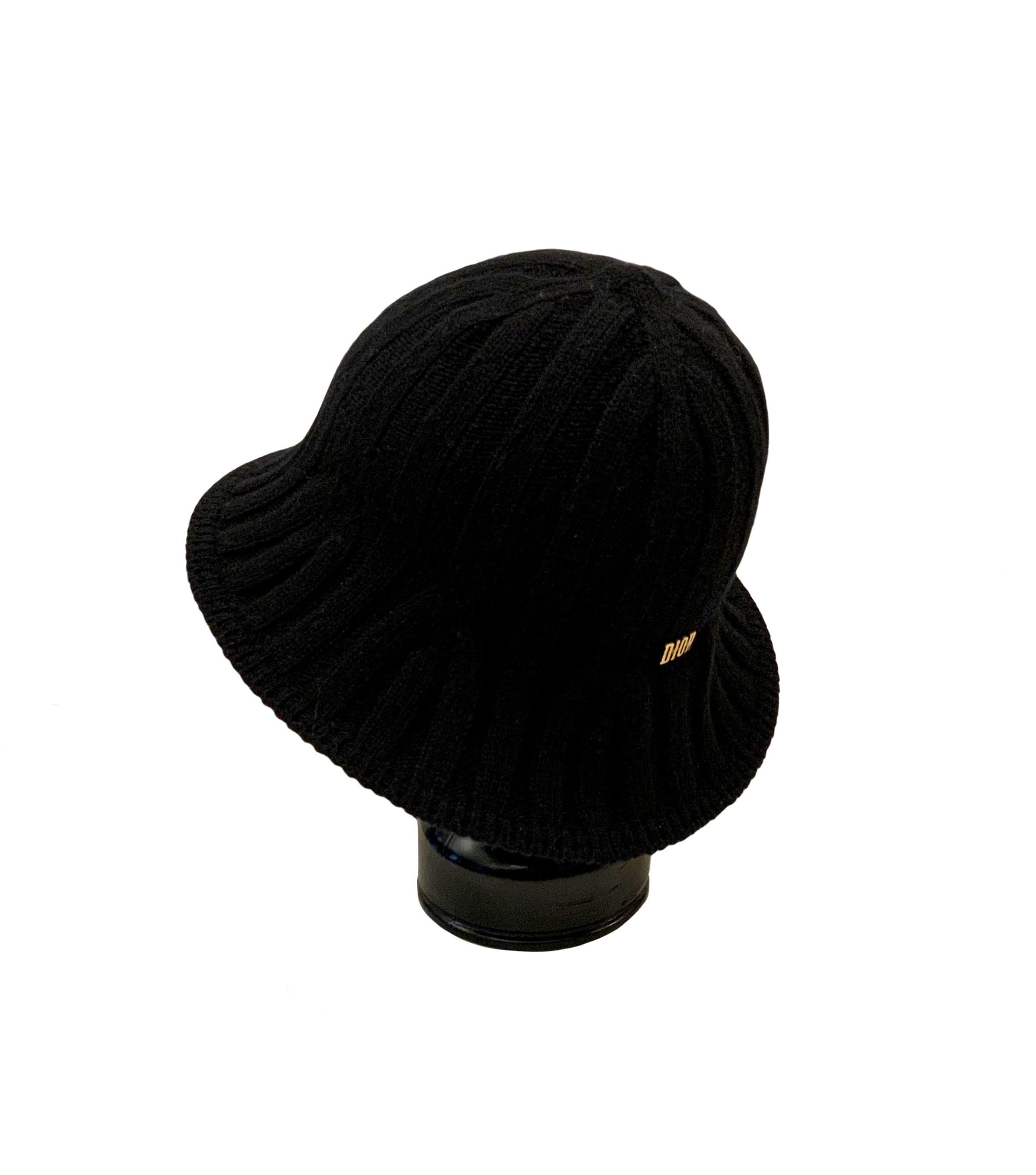 This knit hat from the house of Christian Dior is designed in a tulip flower shape giving its name the Arty Heather Tulip !

Collection: Pre-Fall 2019 Ready to Wear
Fabric: 94% wool, 5% nylon, 1% polyurethane
Color: black
Size: U
Measurements: