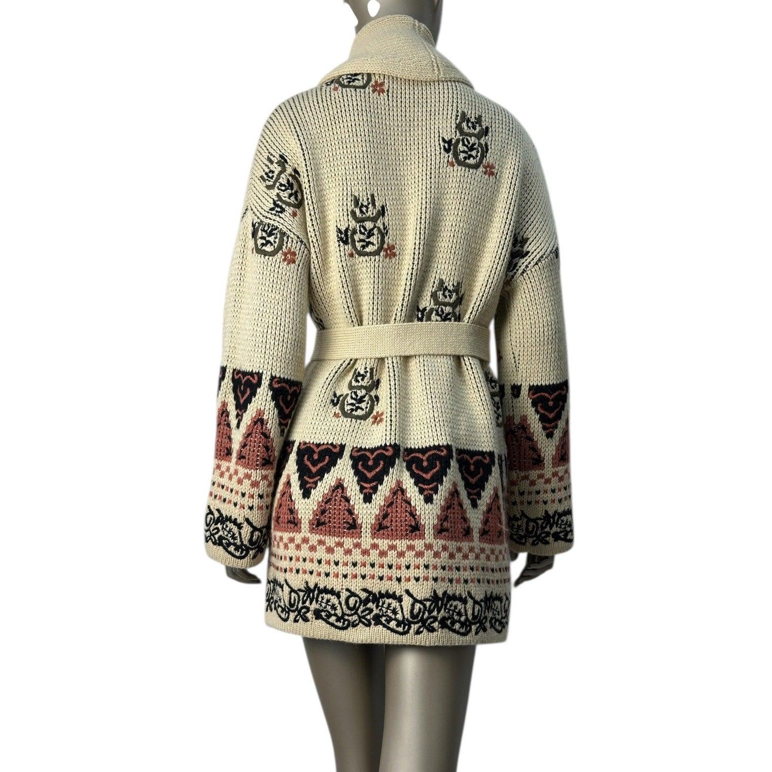 Élevez votre garde-robe avec ce superbe cardigan en maille Christian Dior Pre-Fall 2019. Cette écharpe surdimensionnée est fabriquée à partir d'un luxueux mélange de laine vierge et d'alpaga, offrant une douceur et une chaleur inégalées.
Le motif