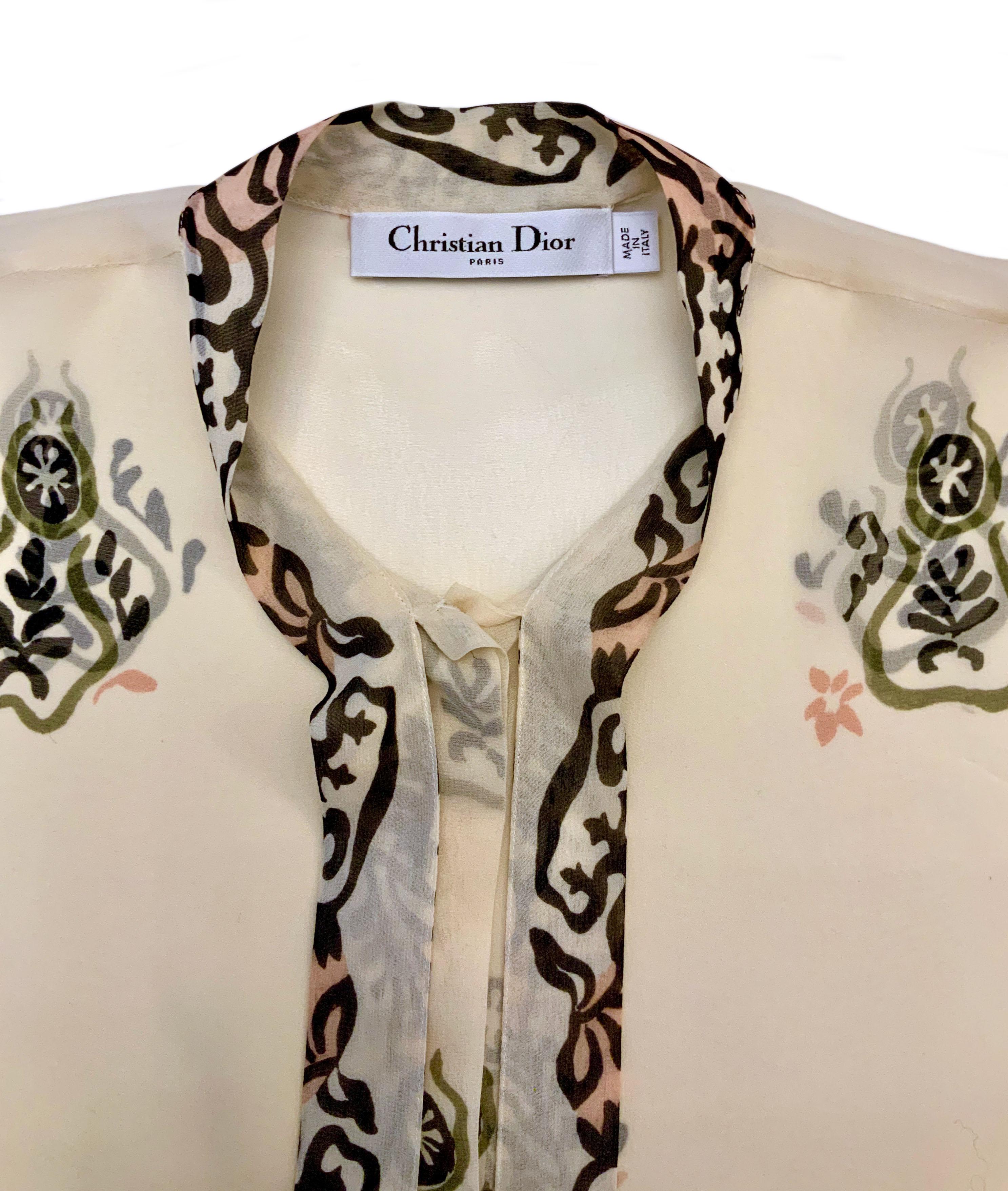Inspired by the Navajo pattern in a delicate cream color, this pure silk blouse is part of the Pre Fall 2019 collection.
It can be worn with the matching cardigan or simply on its own !
Long sleeves and 