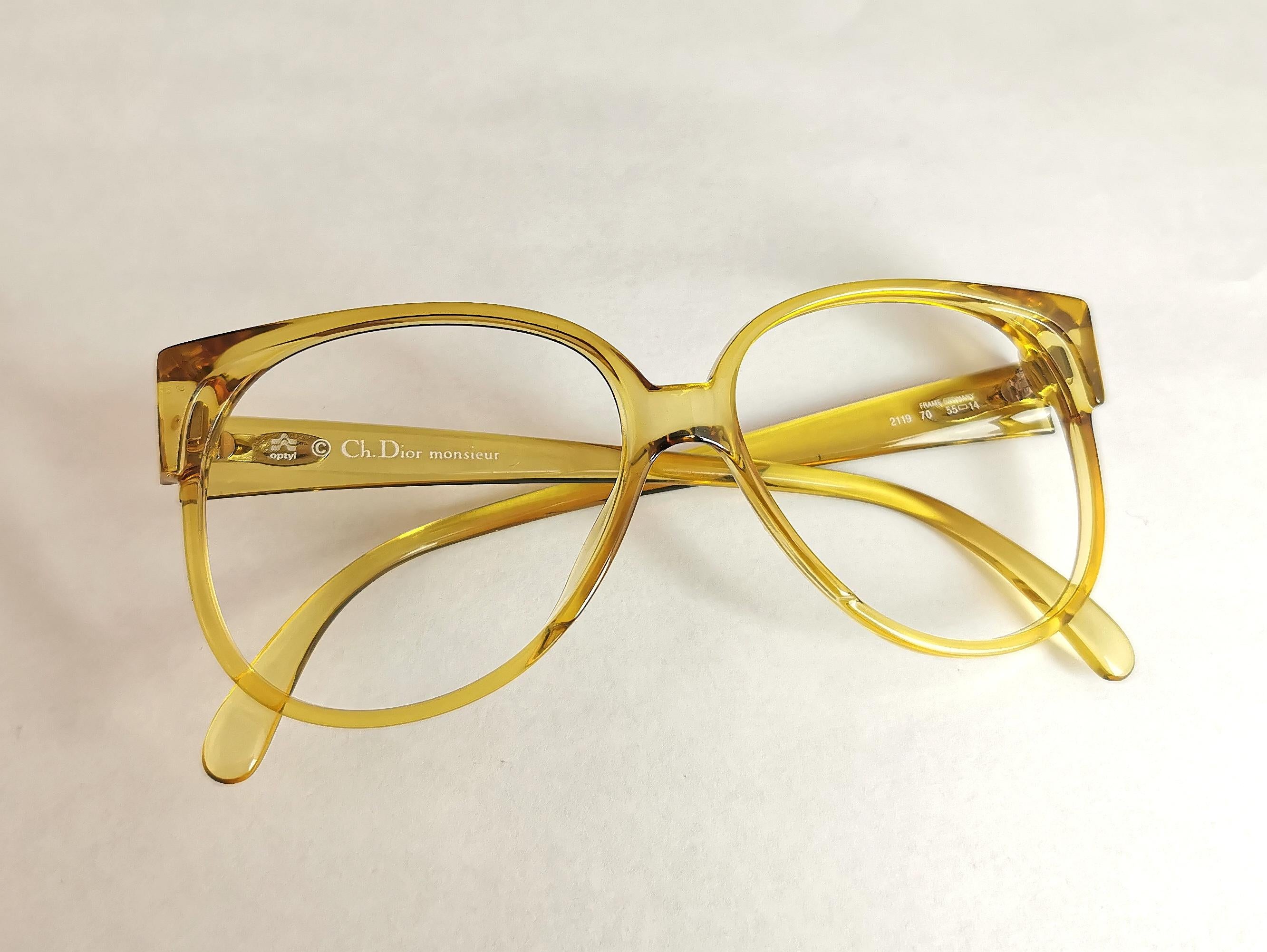 Paire super élégante de lunettes ou de montures de lunettes Christian Dior Monsieur.

Montures à grands verres avec une forme légèrement carrée dans un style rétro.

Elles ont une monture en acétate jaune dégradé avec la marque sur la charnière près