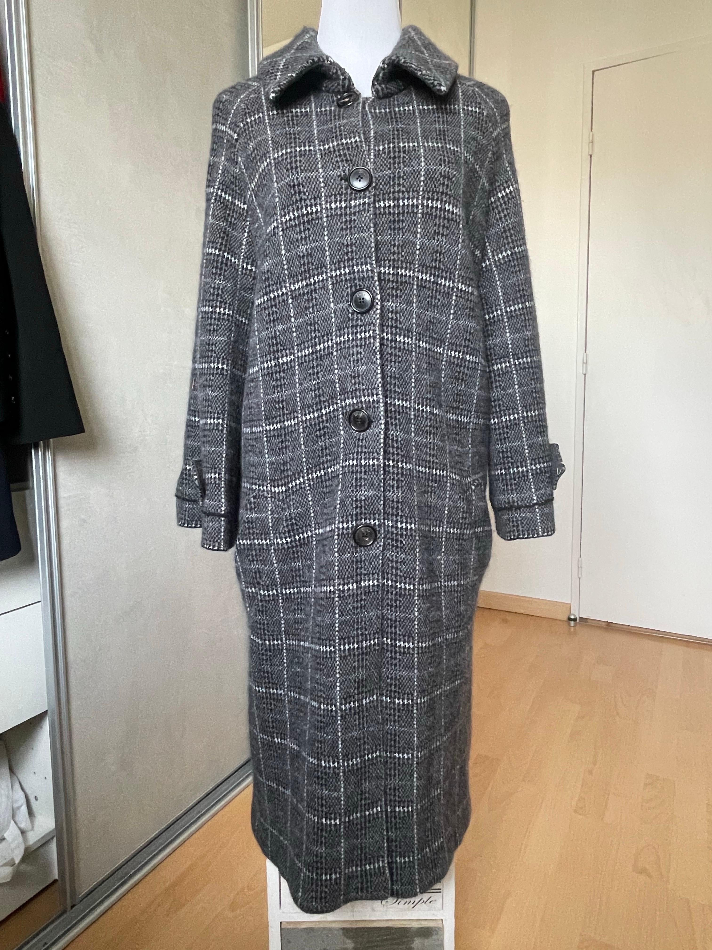 Magnificent Dior coat. Excellent condition. Size 42. Size 12 US 14 UK. Made of wool. Check patterns, stripes, Prince of Wales.