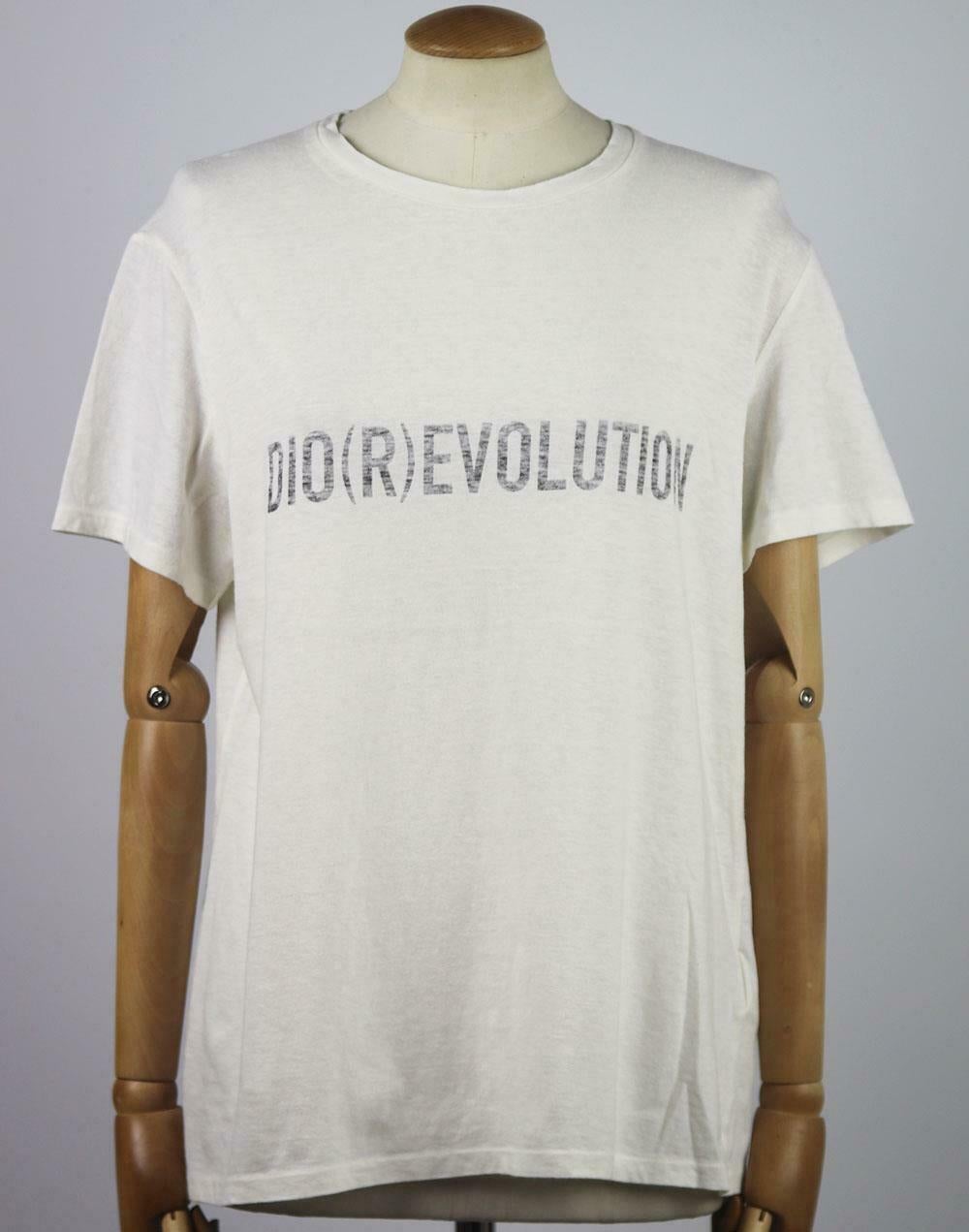 Christian Dior's T-shirt is printed with the house's iconic design - 'DIO(R)EVOLUTION' in a graphic typeface, it's made from super soft ivory cotton and linen-blend and is cut for a relaxed fit.
Ivory cotton and linen-blend.
Slips on.
86%% Cotton,