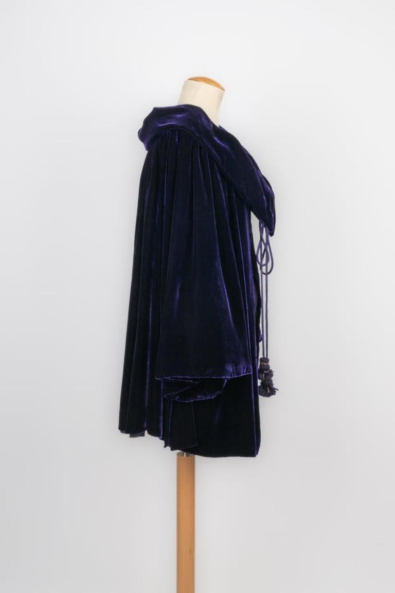 Dior - (Made in France) Purple blended velvet coat. 38FR size indicated.

Additional information:
Condition: Very good condition
Dimensions: Shoulder width: 41 cm - Chest: 50 cm - Sleeve length: 56 cm - Length: 80 cm

Seller Reference: M113