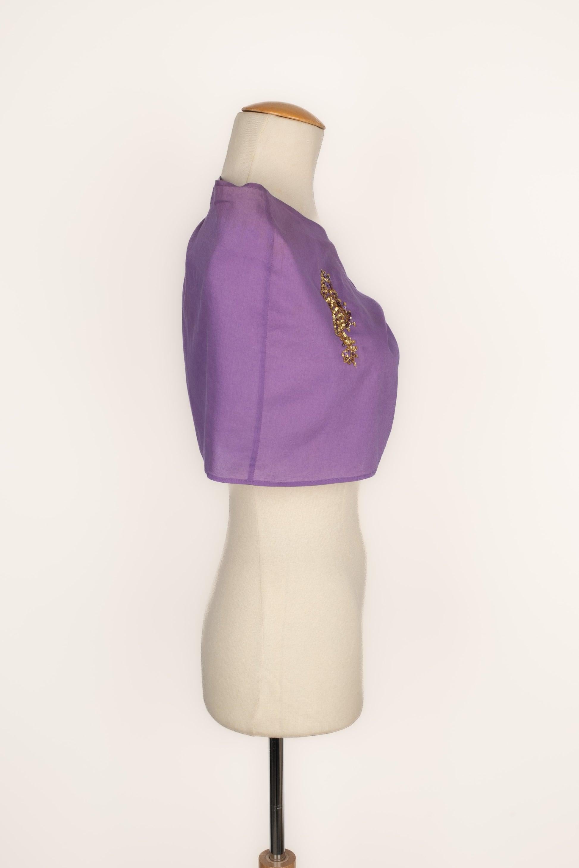 Dior - (Made in India) Purple cotton beach skirt embroidered with pearls and sequins. Size 1 indicated, it fits a 36FR. Good general condition, some discoloration stains.

Additional information:
Condition: Good condition
Dimensions: Length: 150