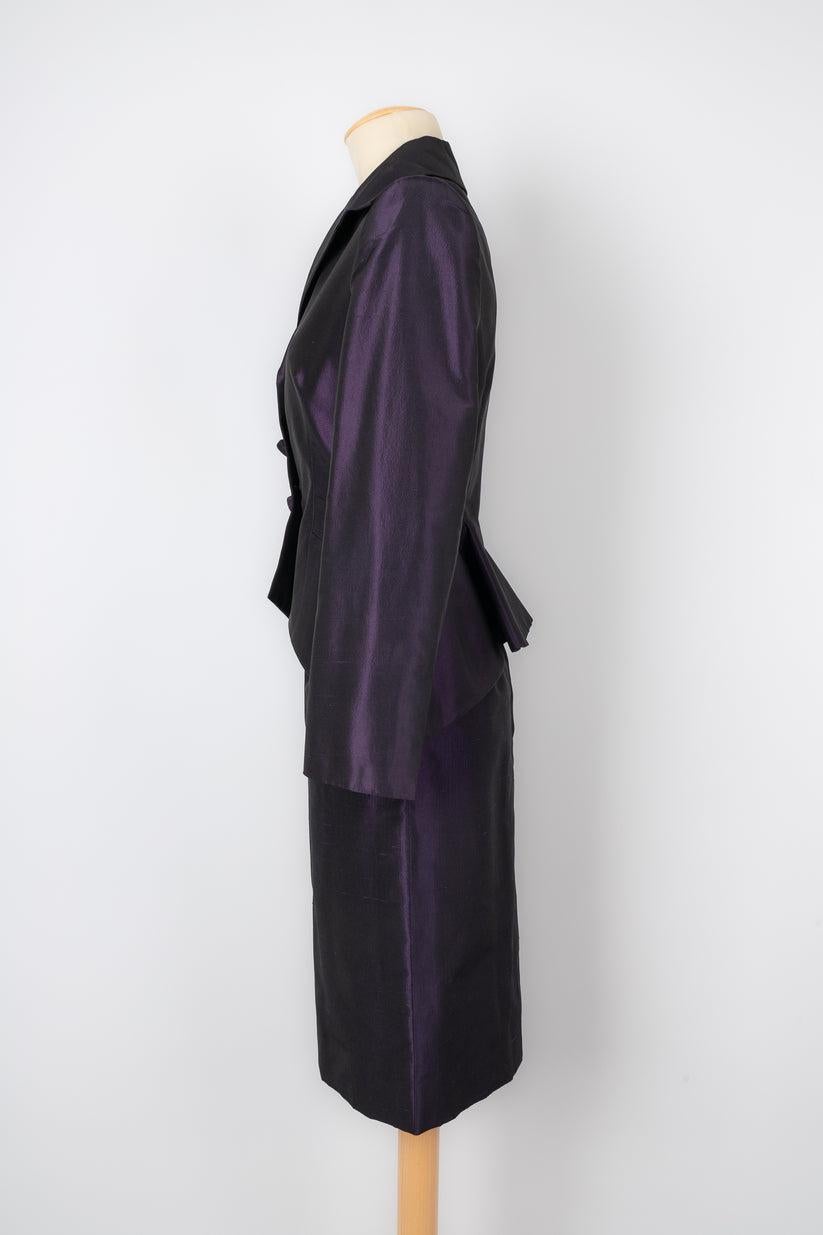 Dior - (Made in France) Purple silk set composed of a jacket and a skirt. 38FR size indicated.

Additional information:
Condition: Very good condition
Dimensions: Shoulder width: 38 cm - Chest: 42 cm - Waist: 34 cm - Sleeve length: 59 cm - Length: