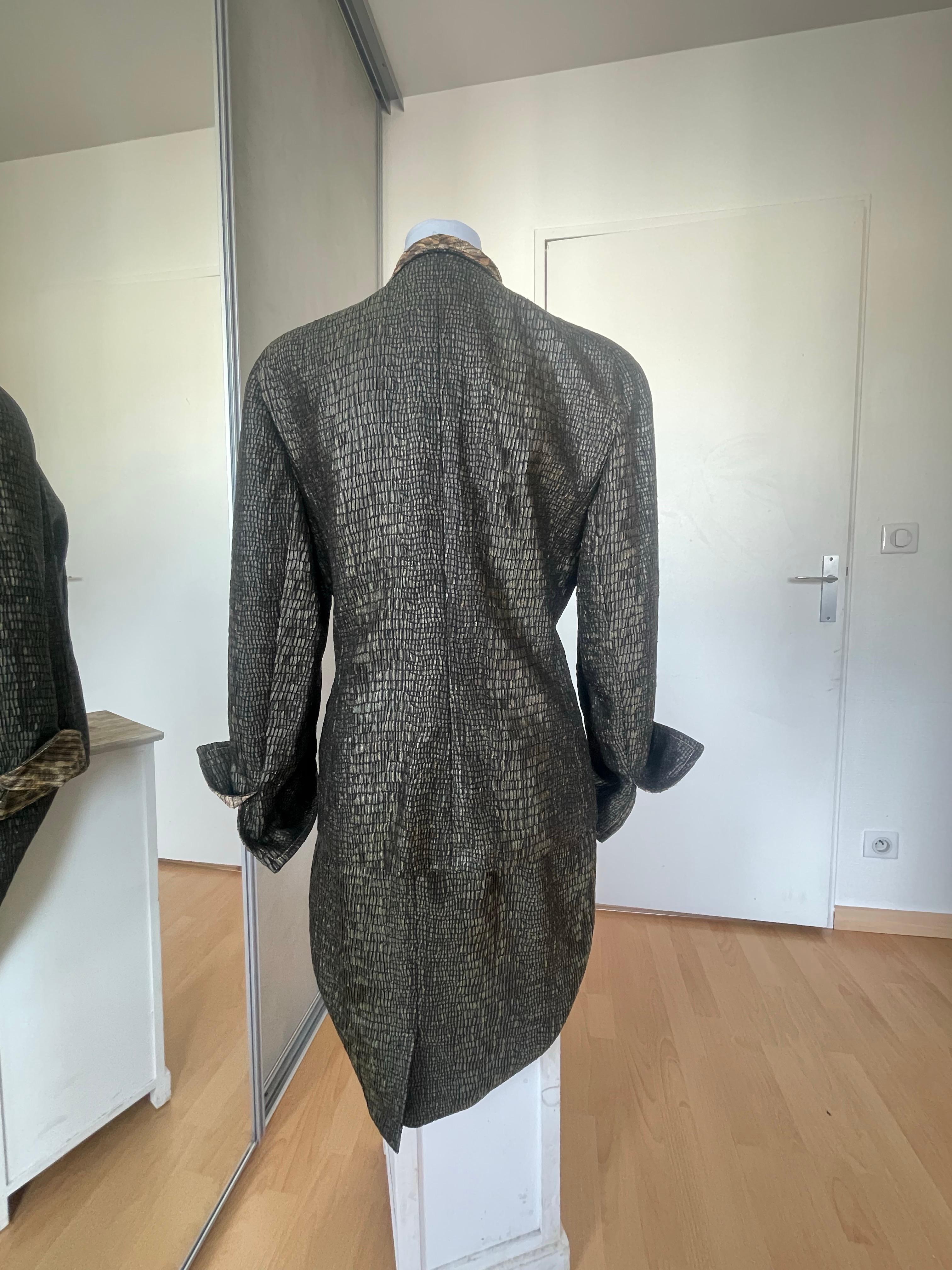 Un abito molto bello in stile pitone e leopardo. In ottime condizioni. Mancano l'etichetta della prigione e la composizione. Adatto a un pulsante Monogram per CD 40FR.  condizioni perfette 