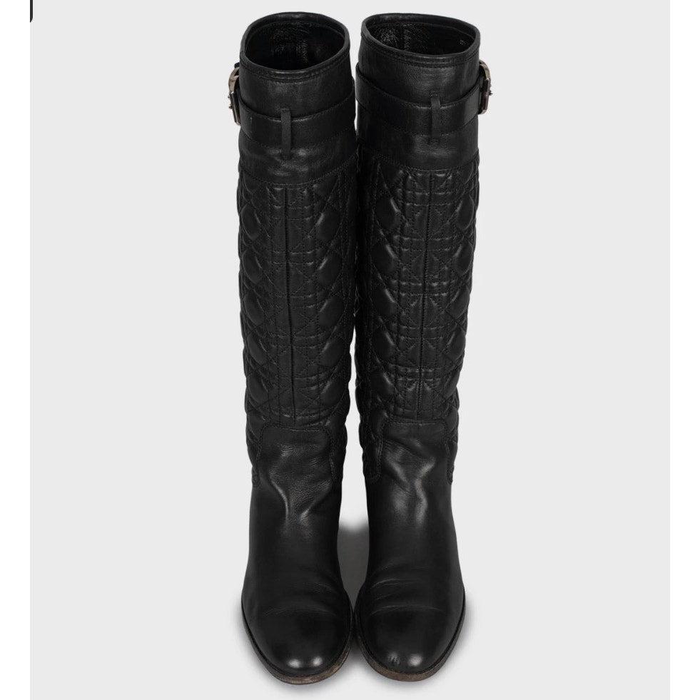 Gehen Sie stilvoll aus mit diesen luxuriösen schwarzen Steppstiefeln von Christian Dior! Diese eleganten, gebrauchten Stiefel haben eine schicke runde Spitze und raffinierte silberfarbene Details, die sie zu einer zeitlosen Ergänzung für jede