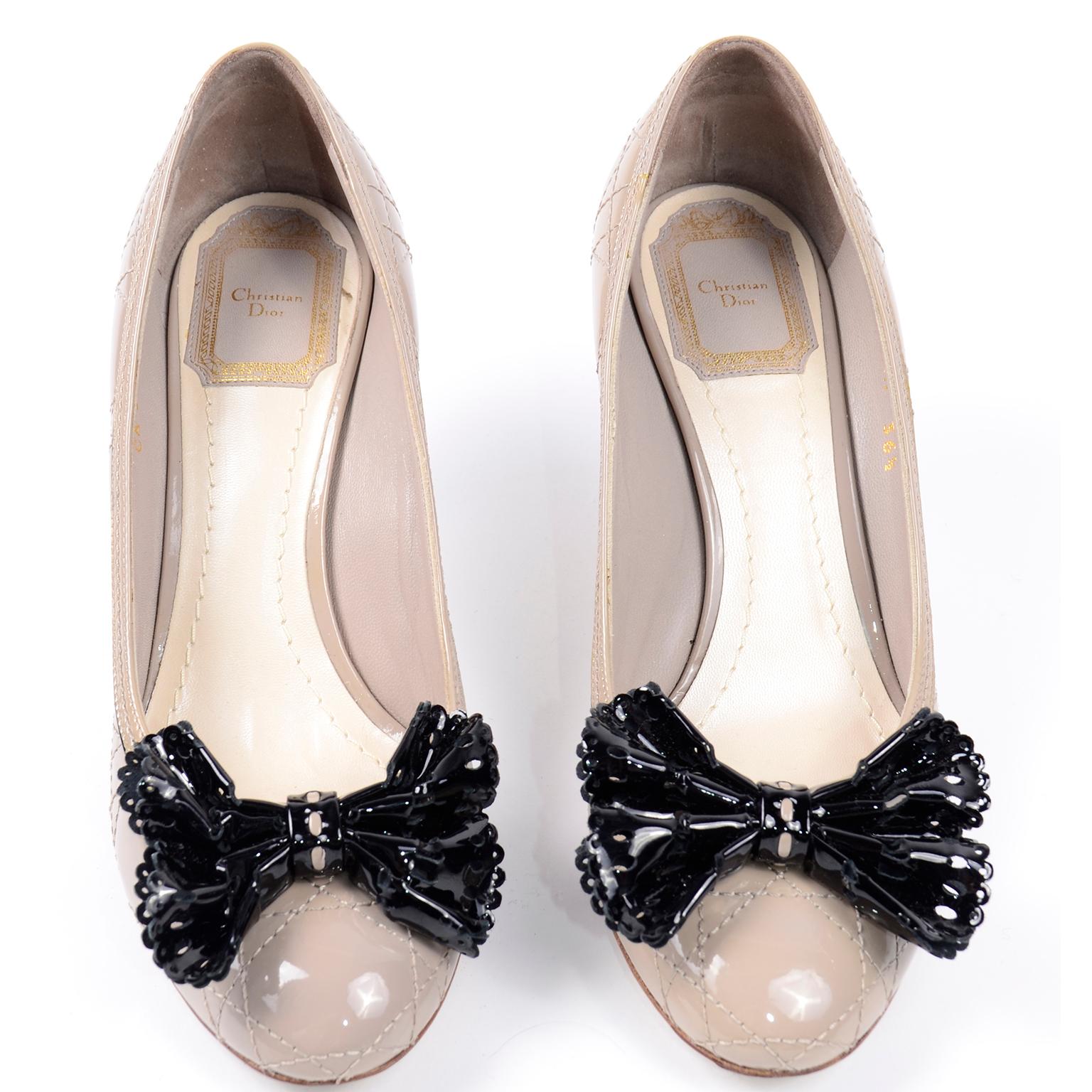 Christian Dior gesteppte Leder Schuhe in Blass taupefarben mit durchbrochenen schwarzen Schleifen & 3