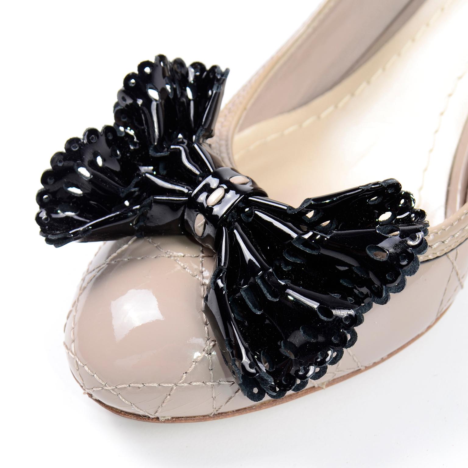 Christian Dior gesteppte Leder Schuhe in Blass taupefarben mit durchbrochenen schwarzen Schleifen & 3