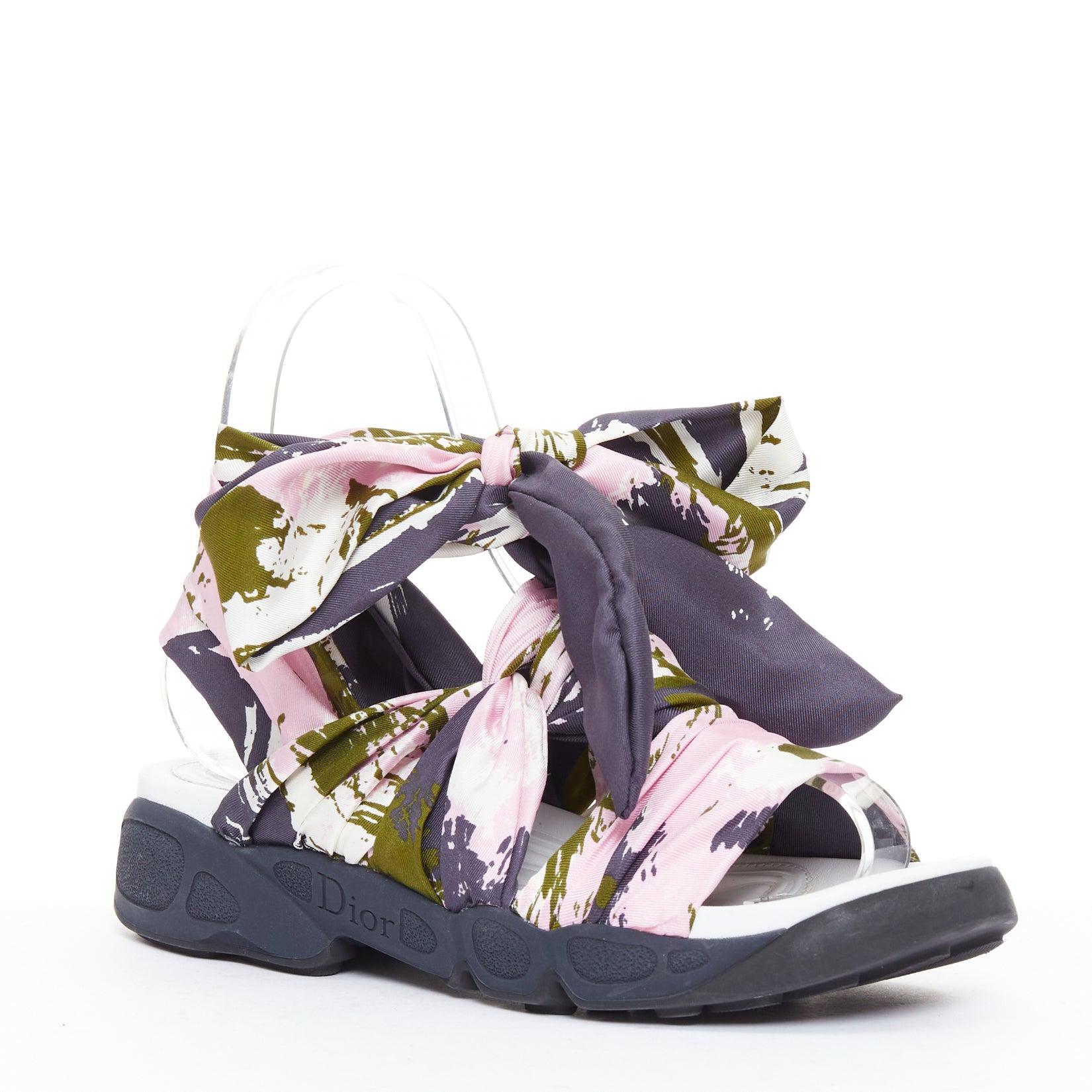 CHRISTIAN DIOR Raf Simons 2015 Brooklyn rose vert foulard sandales gladiateurs EU38
Référence : NKLL/A00461
Marque : Dior
Designer : Raf Simons
Modèle : Brooklyn
Collectional : Croisière 2015
Matériau : Tissu
Couleur : rose, vert
Motif : Tie