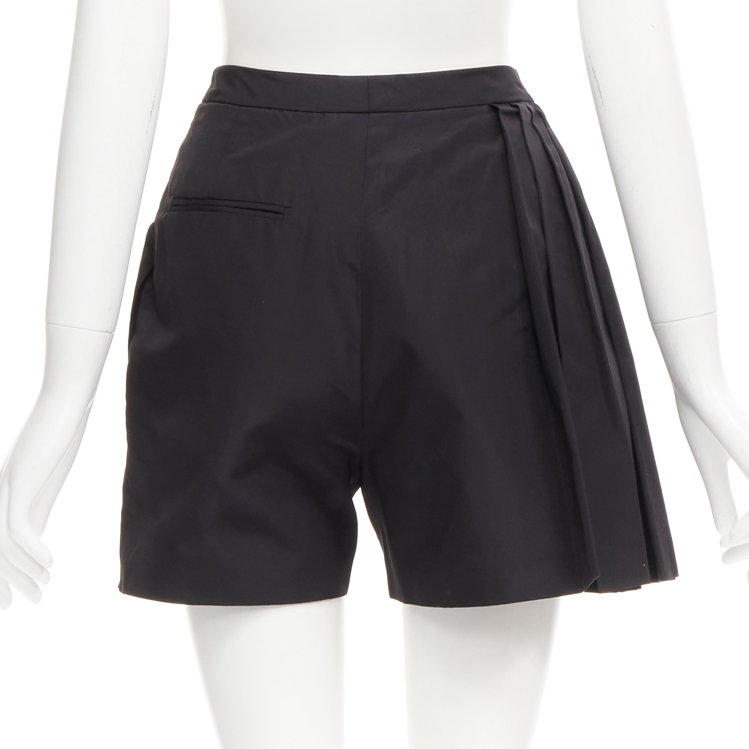 CHRISTIAN DIOR Raf Simons Schwarze asymmetrische, ausgestellte, ausgestellte Seiden Shorts FR34 XS im Angebot 1