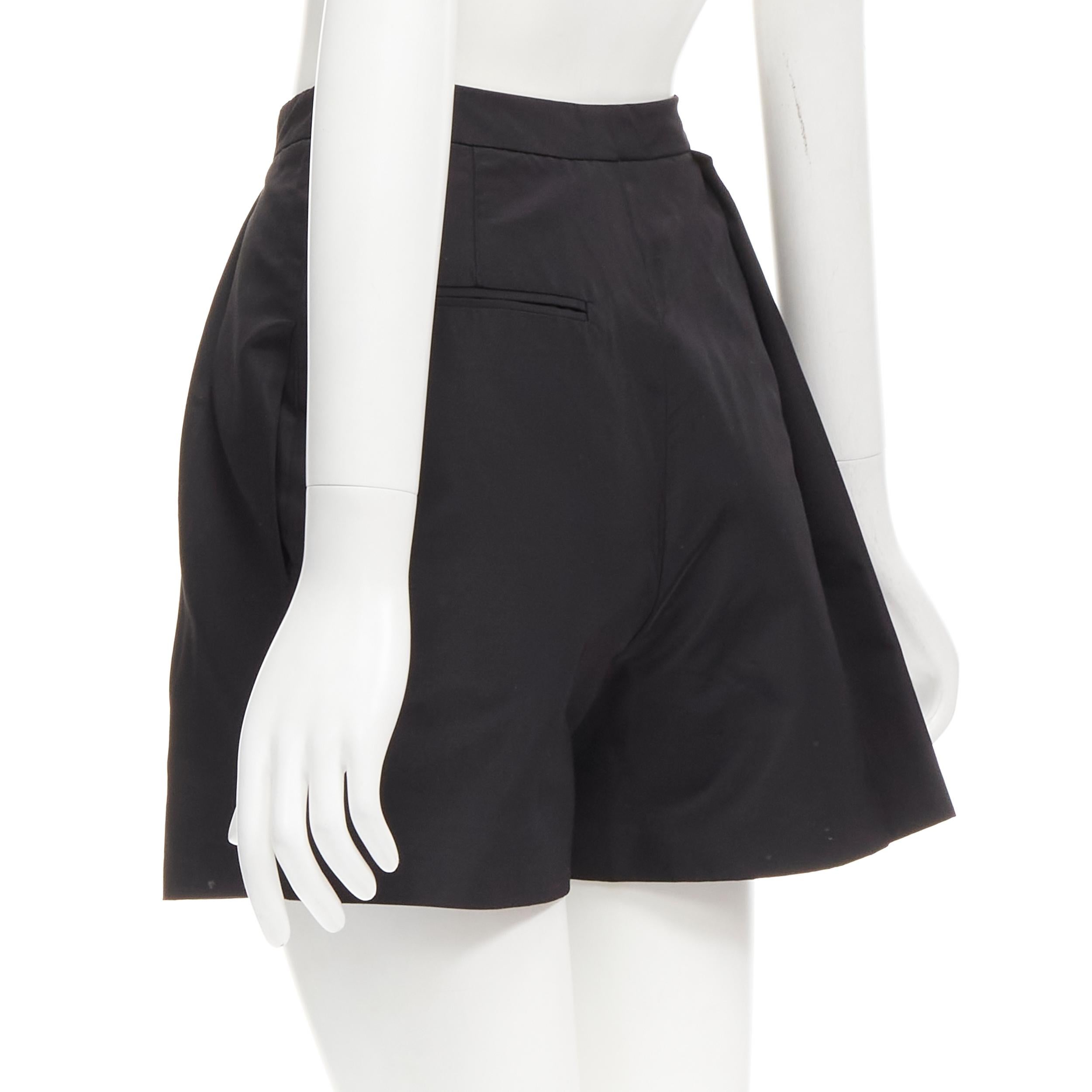 CHRISTIAN DIOR Raf Simons Schwarze asymmetrische, ausgestellte, ausgestellte Seiden Shorts FR34 XS im Angebot 2