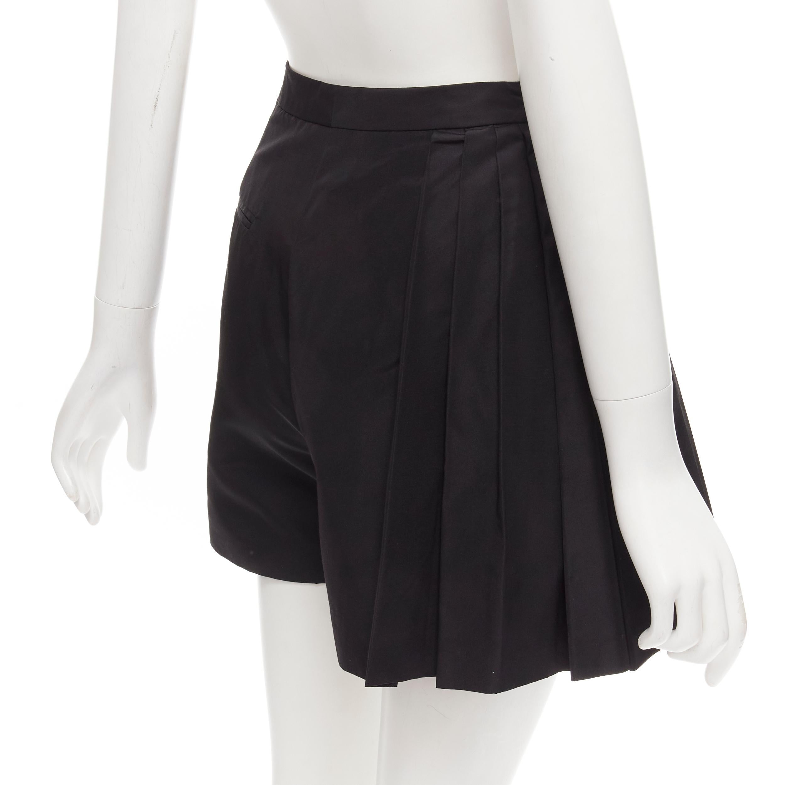 CHRISTIAN DIOR Raf Simons Schwarze asymmetrische, ausgestellte, ausgestellte Seiden Shorts FR34 XS im Angebot 3