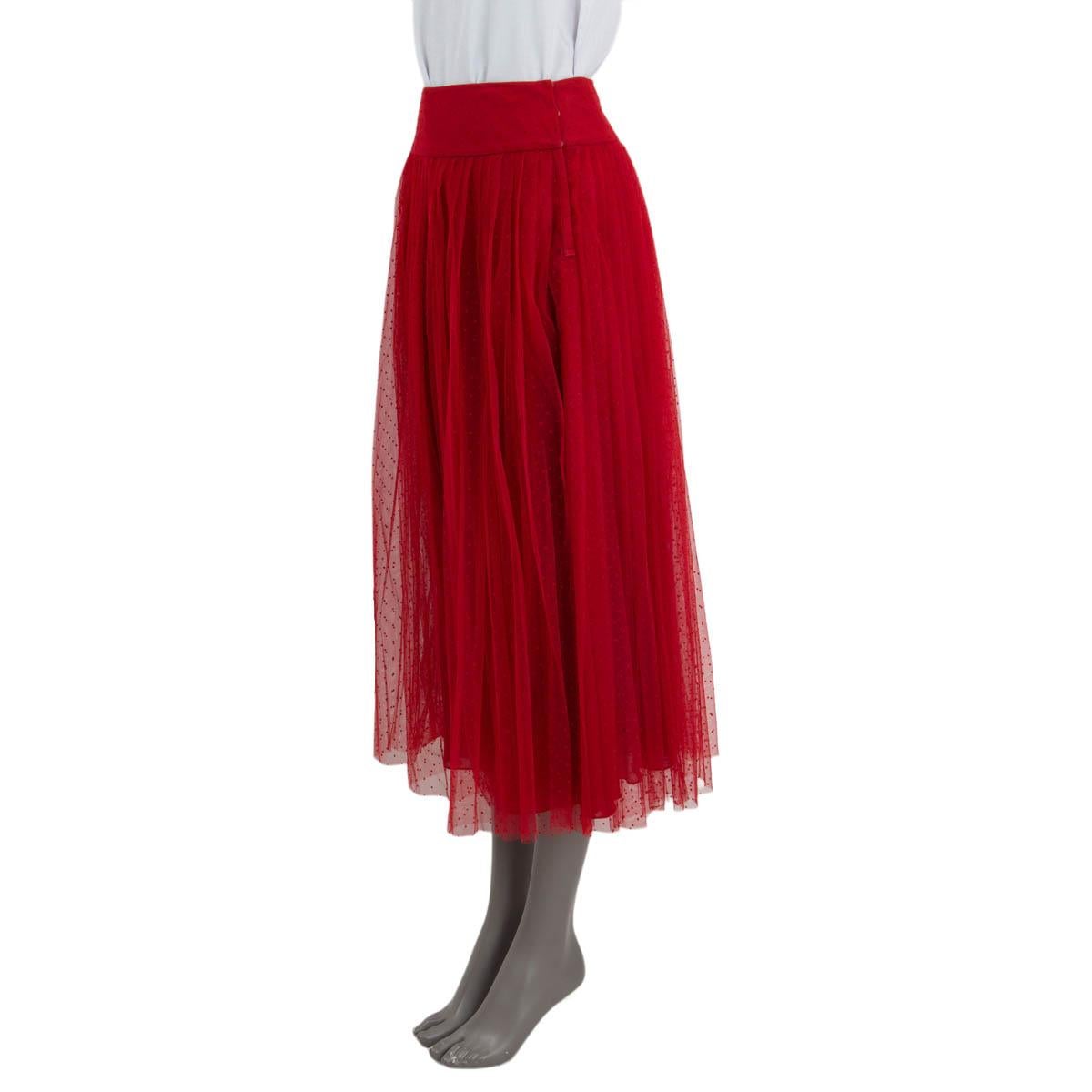 100% authentic Christian Dior Spring/Summer 2017 pleated polka dot tulle midi skirt in red polyamide (100%). Opens with push buttons and a hook on the side. Lined in red silk (100%). Has been worn and is in excellent