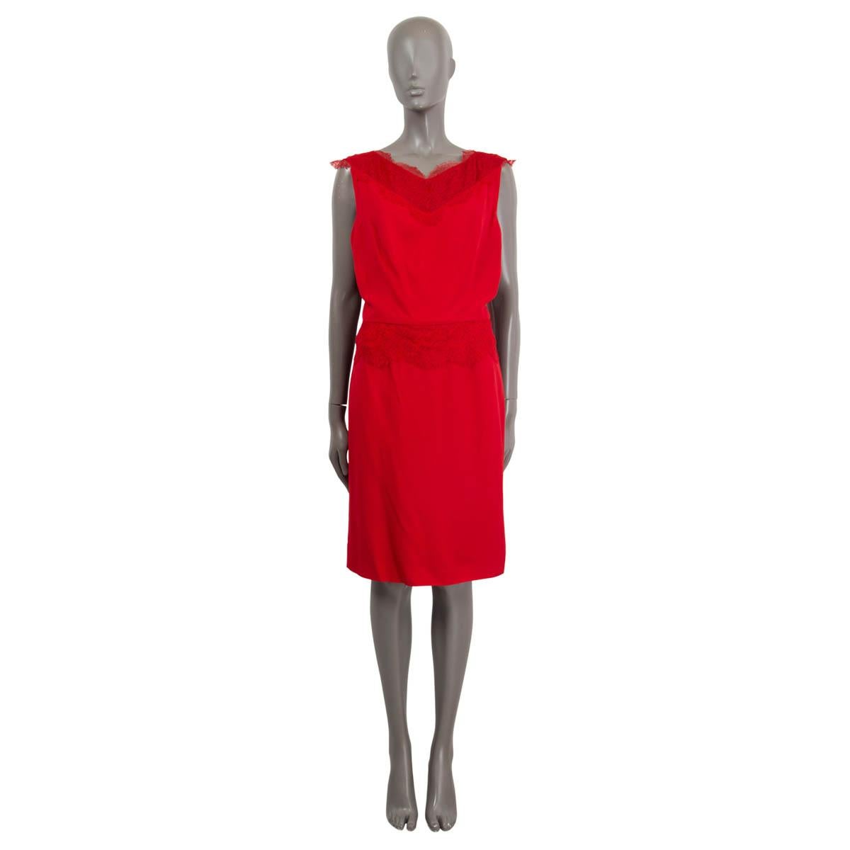 100% authentique Christian Dior robe de cocktail sans manches en acétate rouge (57%) et viscose (43%) avec détails de dentelle autour de la taille, de la poitrine et des épaules. Dos ouvert avec des bretelles torsadées. Il s'ouvre par une fermeture