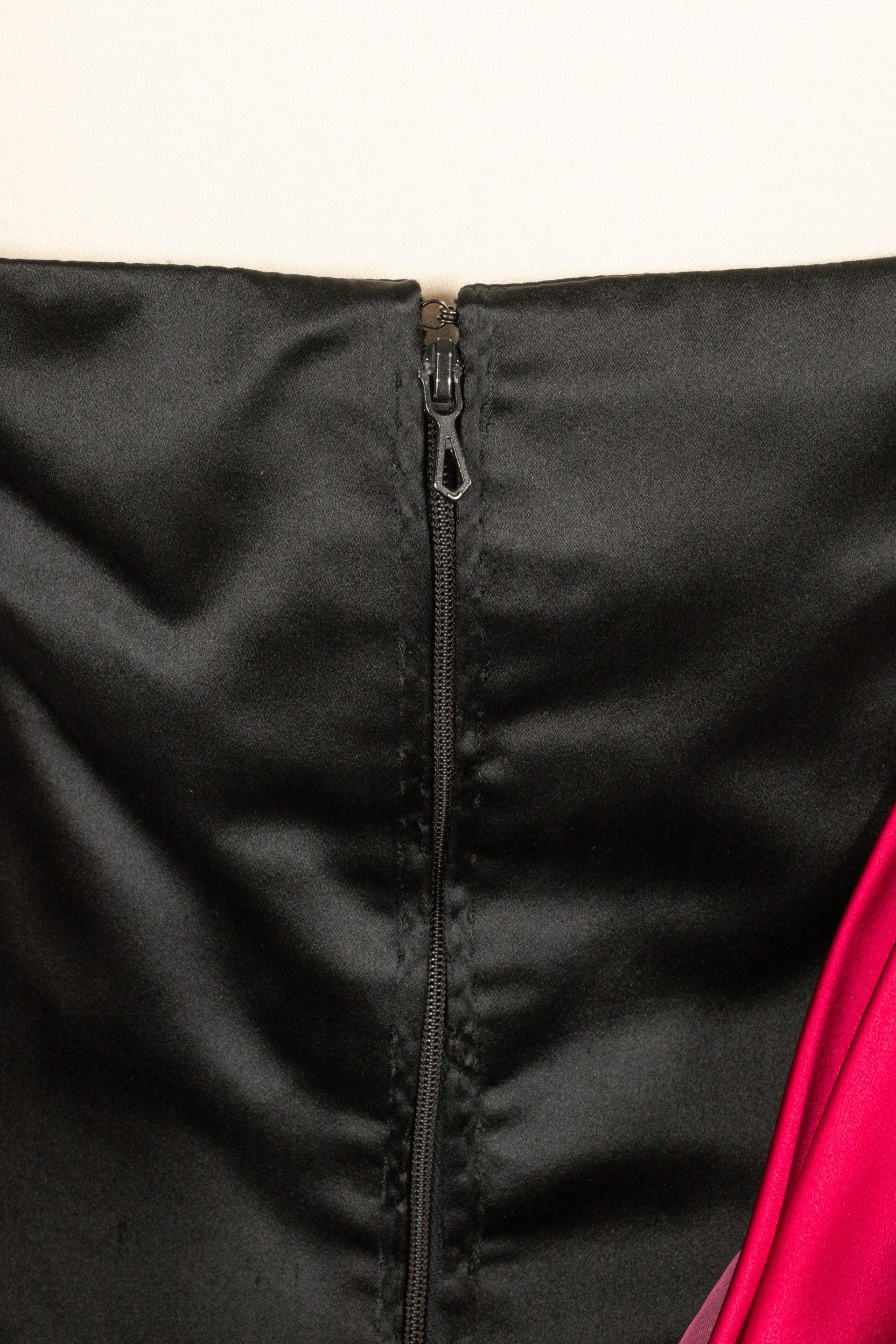 Robe longue en satin de soie rouge et noire Christian Dior en vente 5