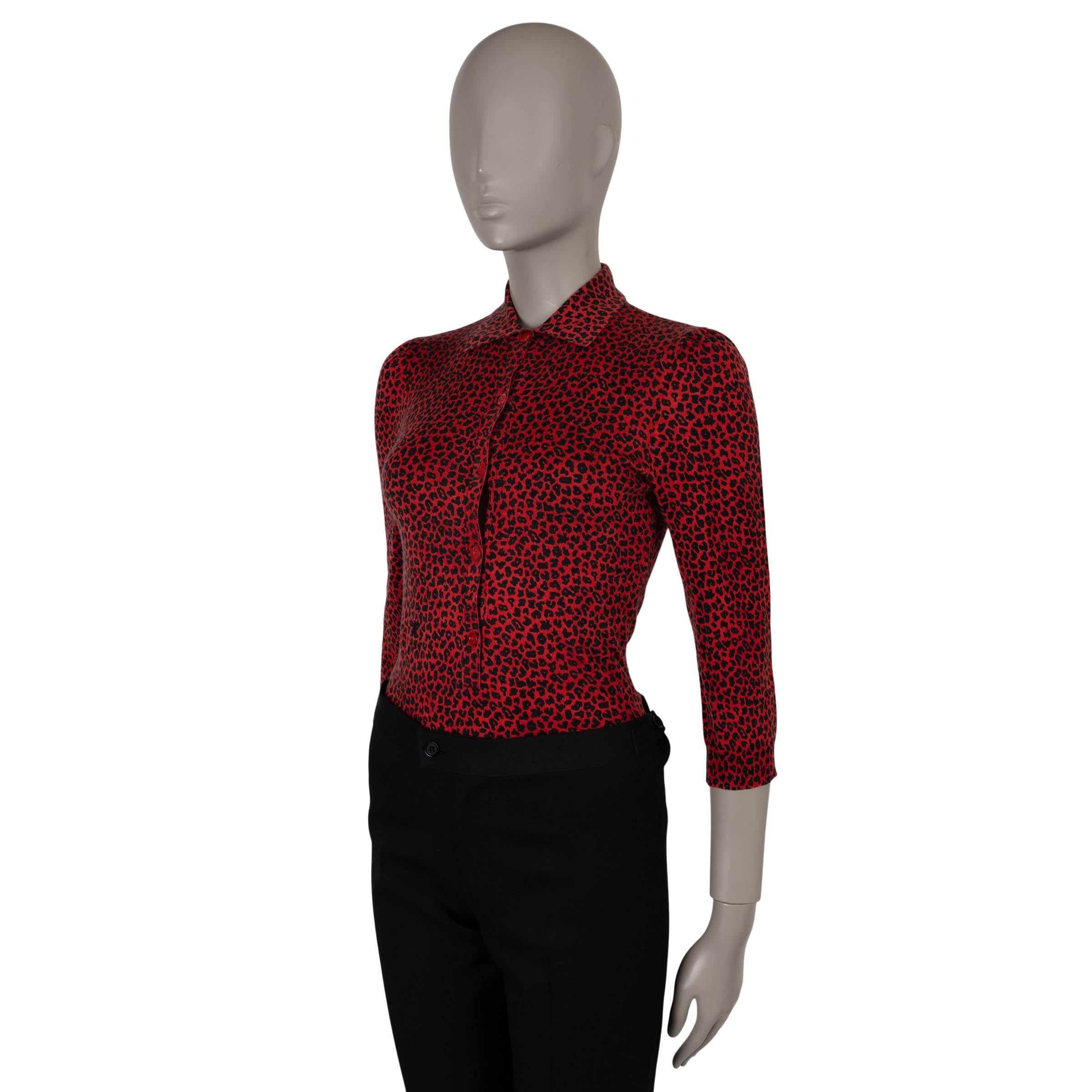 This 100% authentic Christian Dior body shirt in red and black leopard jersey cashmere (70%) and silk (30%) offers a striking yet elegant design. Featuring a bodycon silhouette, it is detailed with a polo-style collar and the brand's signature