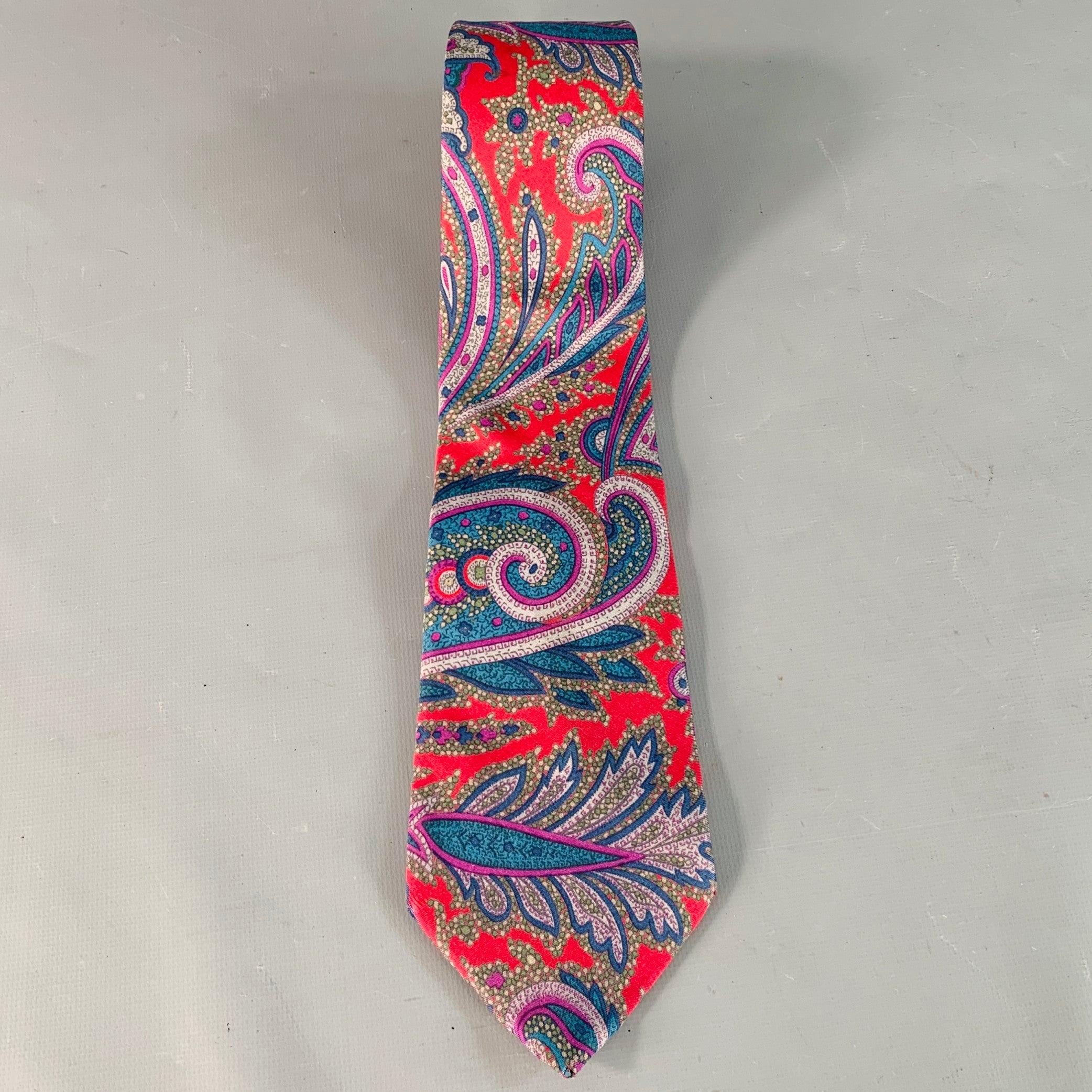 Cravate CHRISTIAN DIOR en soie rouge et bleue à motif cachemire. Fabriqué aux Etats-Unis.très bon état d'usage.largeur : 3.5 pouces longueur : 56 pouces 

  
  
 
Référence Sui Generis : 140809
Catégorie : Cravate
Plus de détails
    
Marque : 