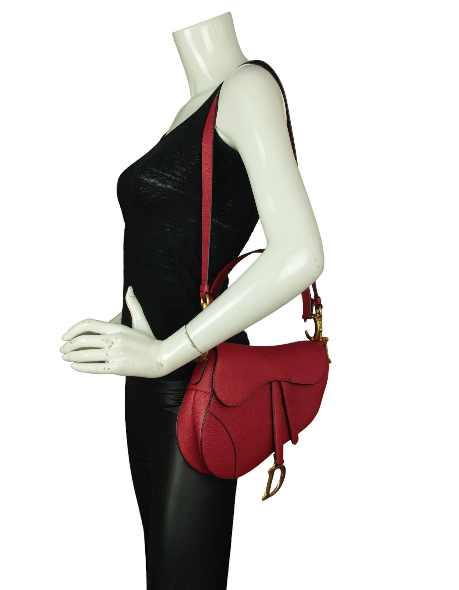Christian Dior Bolso rojo de piel de becerro granulada con correa

Fabricado en: Italia
Color: Rojo
Herrajes: Goldtone
Materiales: Piel de becerro granulada
Forro: Ante rojo
Cierre/Apertura: Solapa superior con cierre magnético
Bolsillos exteriores:
