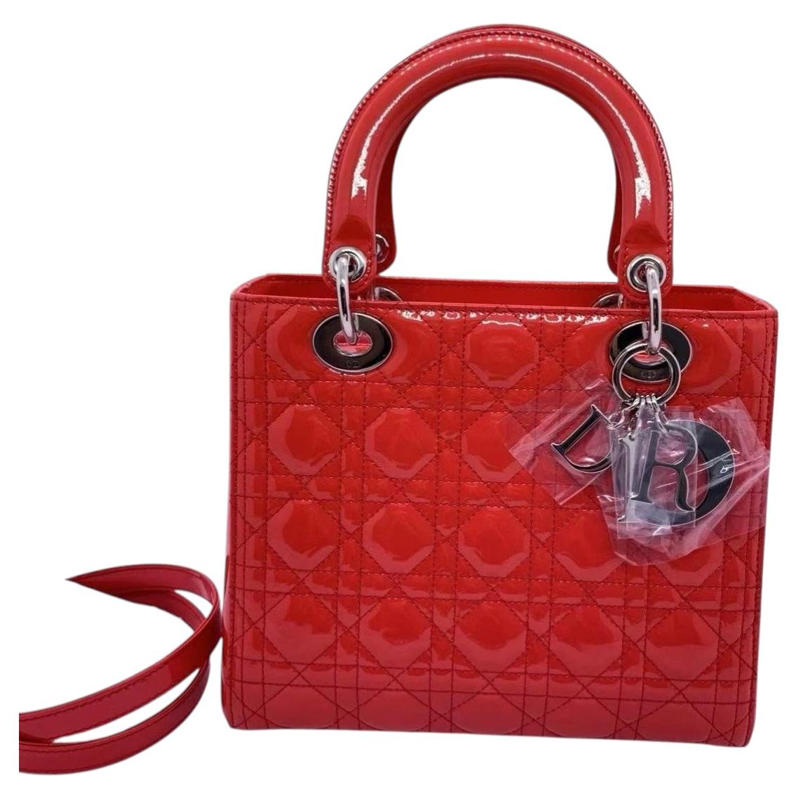 Bolso Lady Dior mediano de Christian Dior, en charol rojo Cannage, con herrajes plateados en venta