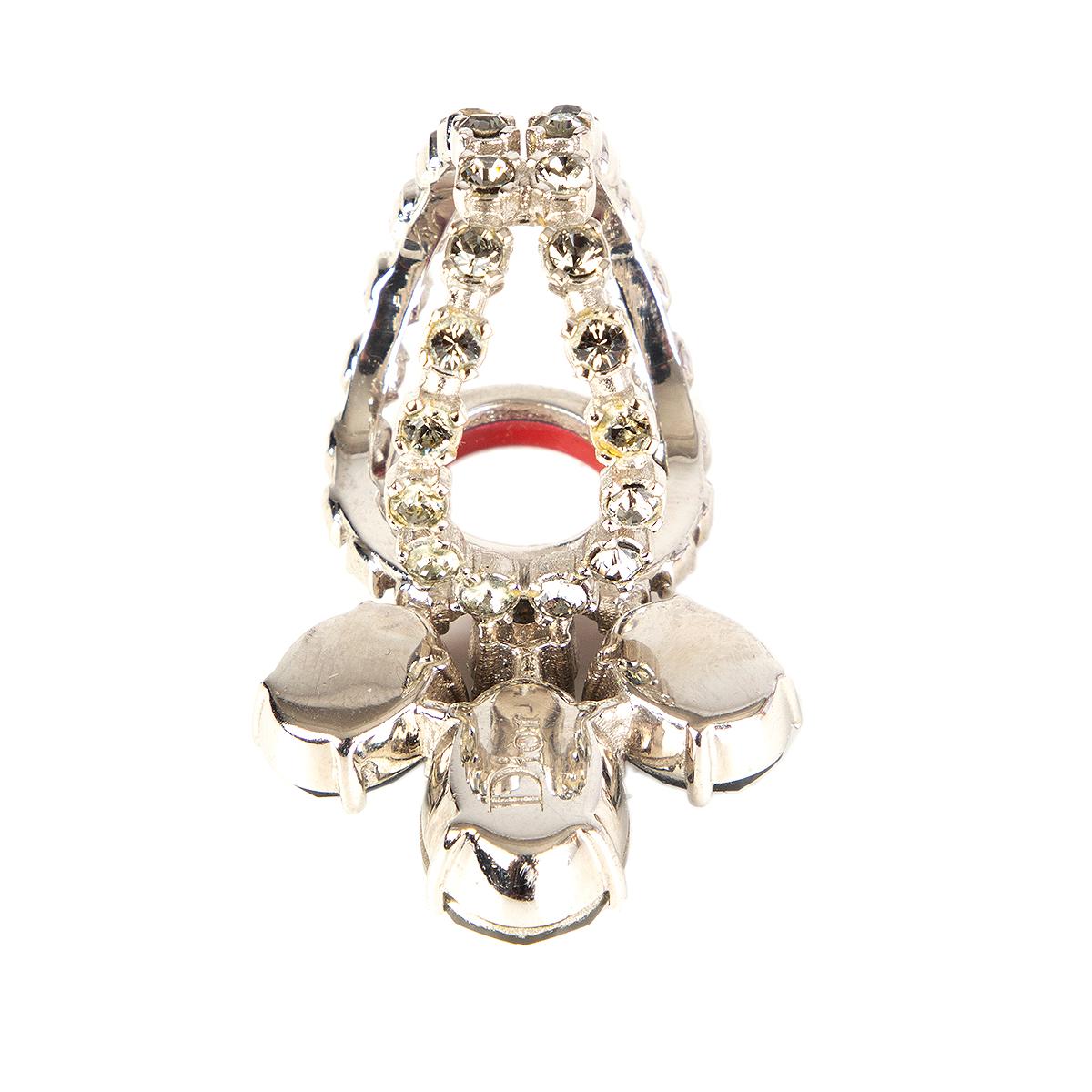 Christian Dior silver-tone metal ring embellished with light sage green crystals and a red enamel ring. Has been worn and is in excellent condition. 

Tag Size L / 6
Width 4cm (1.6in)
Height 2.5cm (1in)
Hardware Silver-Tone Metal/Enamel