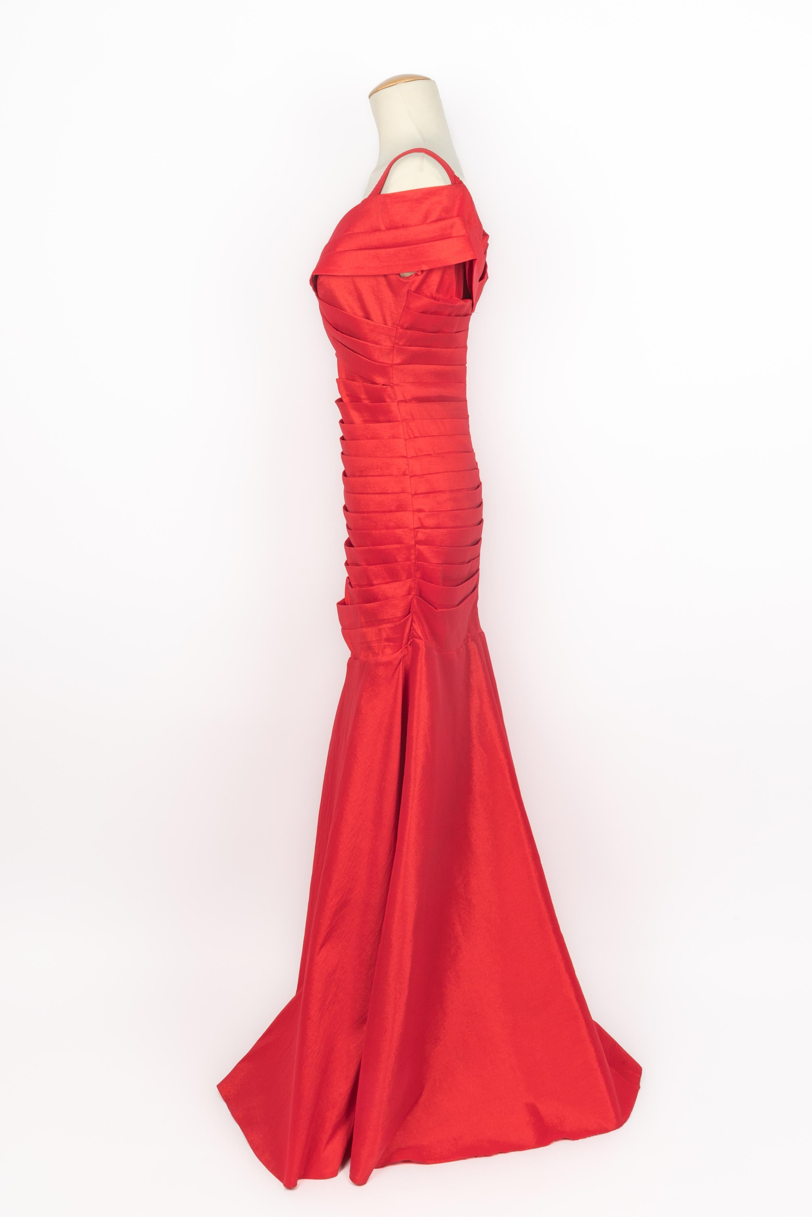 DIOR - (Made in France) Abito lungo rosso in misto seta elasticizzata con pieghe. Non è indicata la taglia, ma si adatta a una 38FR/40FR.

Condizioni:
Ottime condizioni

Dimensioni:
Petto: 46 cm - Vita: 35 cm - Fianchi: 45 cm - Lunghezza: 150