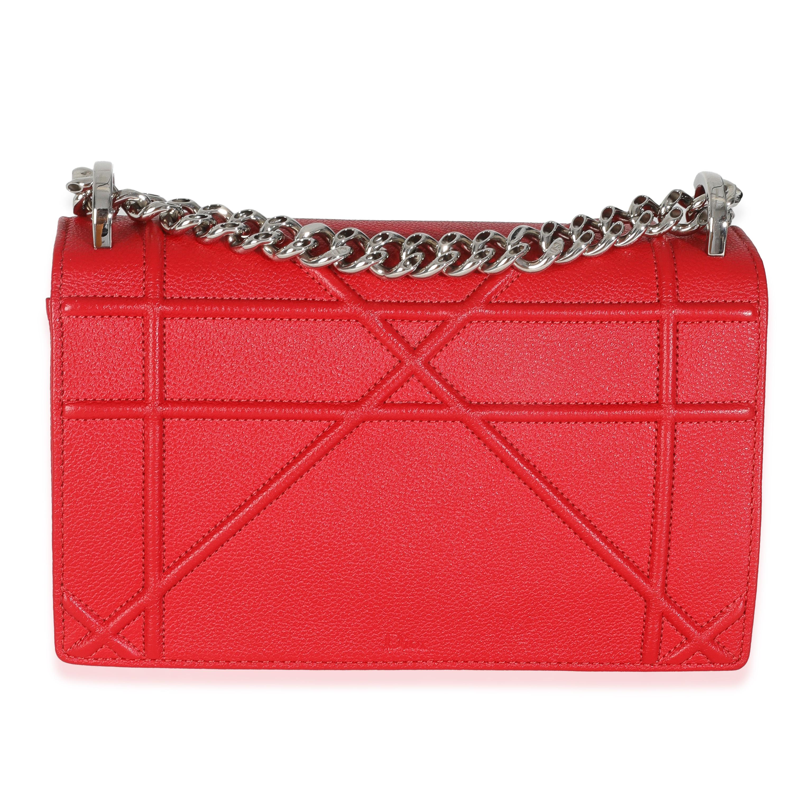 Titolo dell'elenco: Christian Dior Borsa piccola Diorama Flap in pelle di vitello granulata rossa
SKU: 147502
MSRP: 3600.00 USD
Condizioni: Usato 
Condizioni della borsa: Molto buono
Commenti sulle condizioni: L'articolo è in ottime condizioni con