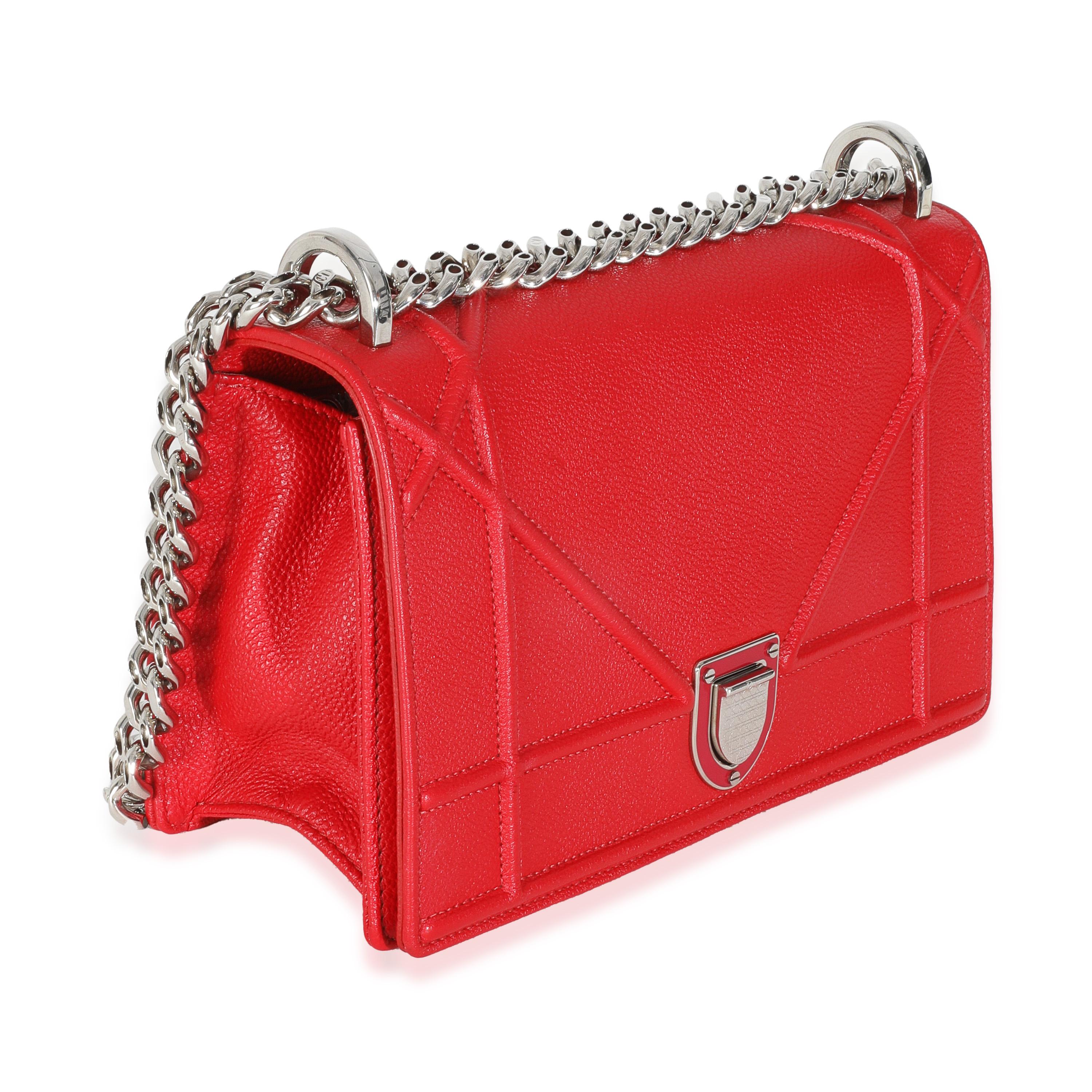 Rosso Christian Dior Borsa piccola con patta in pelle di vitello granulata rossa Diorama in vendita