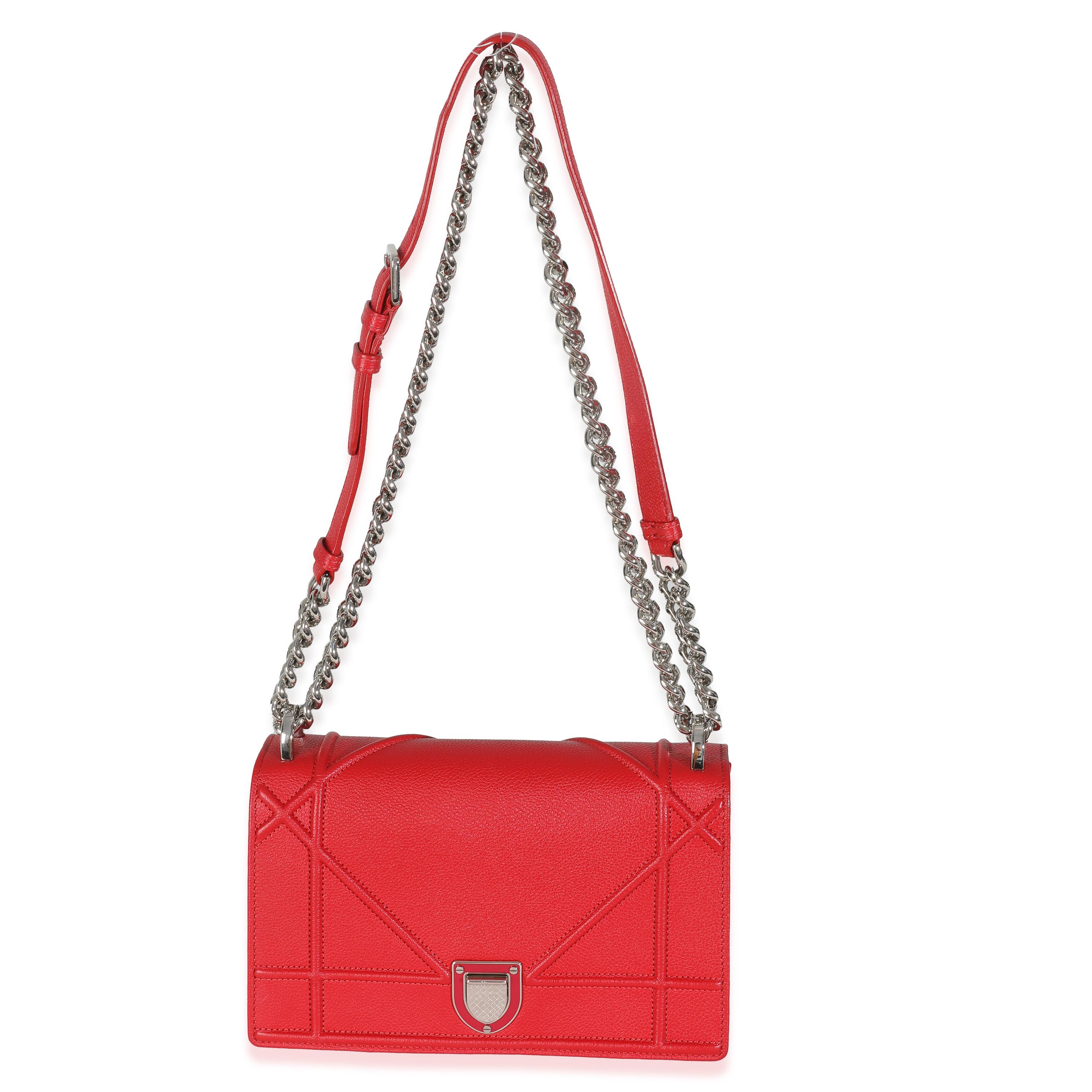 Christian Dior Borsa piccola con patta in pelle di vitello granulata rossa Diorama in vendita 1