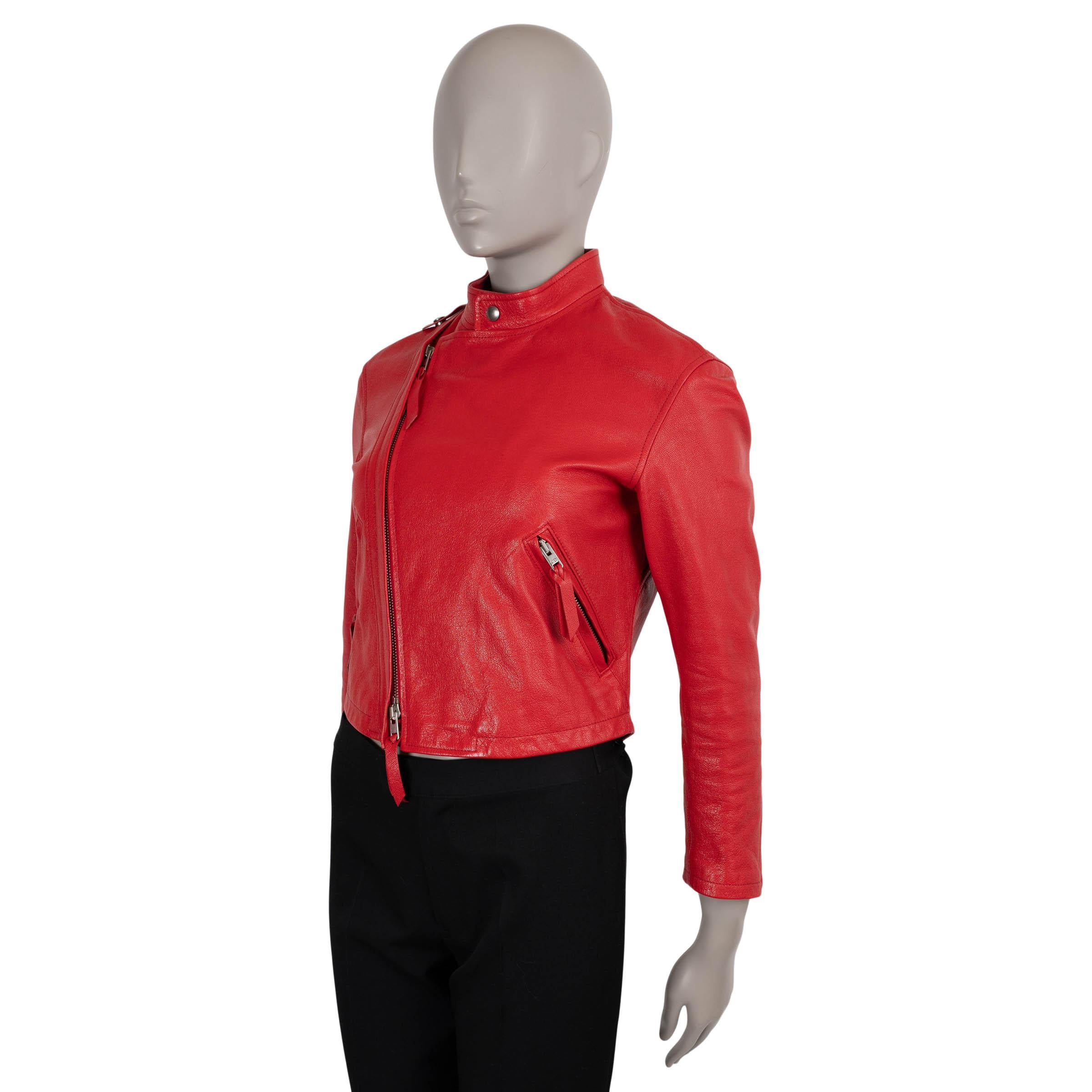 Diese 100% authentische Bikerjacke von Christian Dior ist aus leuchtend rotem Ziegenleder gefertigt und mit einem auffälligen Schamanen-Print auf dem Rücken versehen. Die taillierte Silhouette ist mit einem Stehkragen, zwei Reißverschlusstaschen,