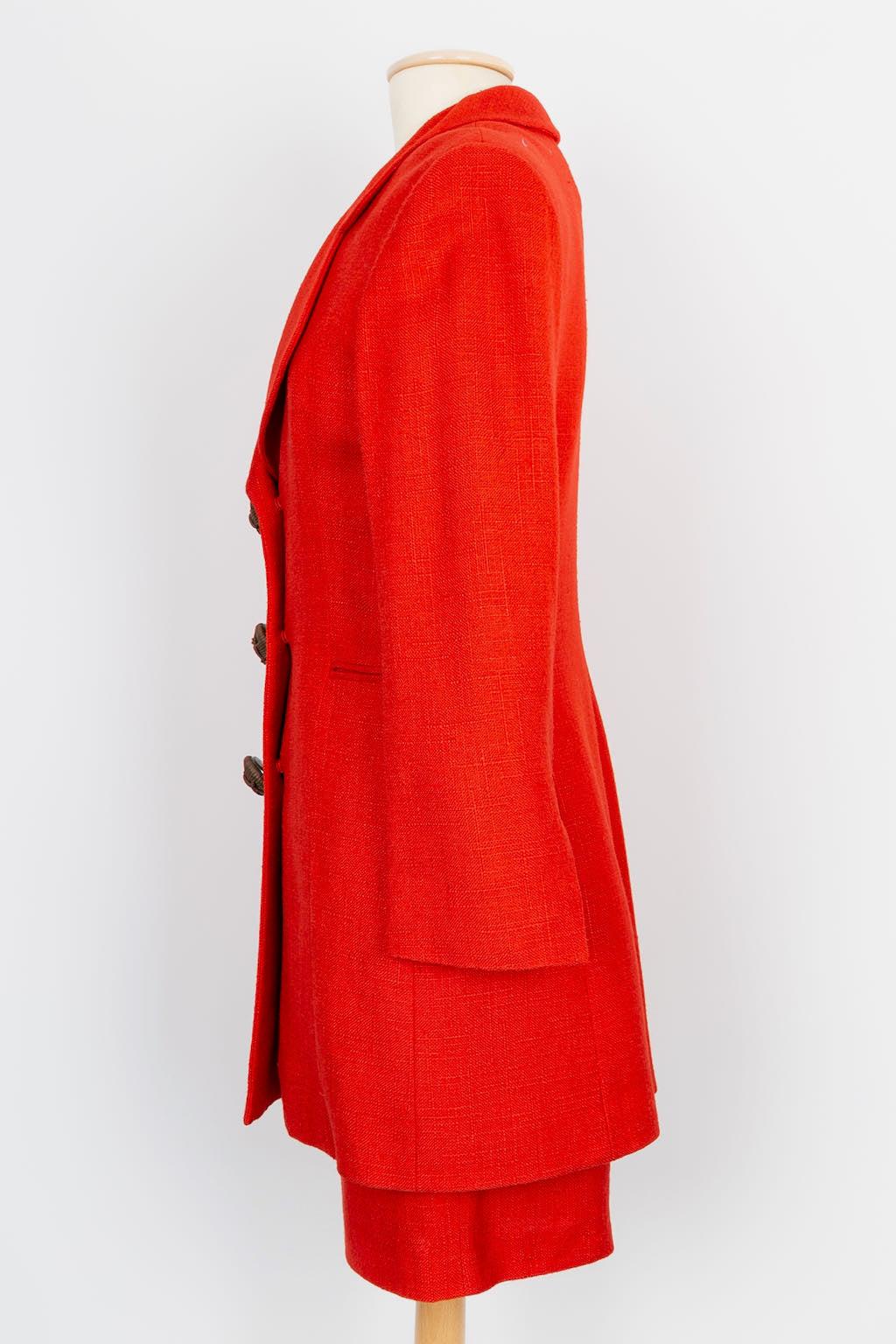 Dior -Red linen and cotton three-piece set with leather buttons. No composition label or size indicated, it fits 36FR.

Additional information: 
Dimensions: Jacket: Shoulder width: 44 cm, Chest: 45 cm, Sleeve length: 59 cm, Length: 83 cm 
Top: