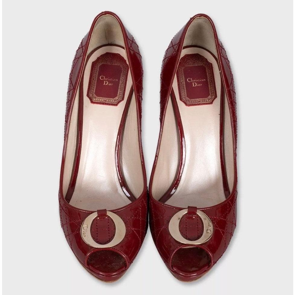 Sortez avec style grâce à ces talons chics en cuir verni rouge de Christian Dior ! Dotés du détail décoratif emblématique de Dior, ces talons ne manqueront pas de faire tourner les têtes. Veuillez noter que la taille 38 est petite. 

Détails :

-